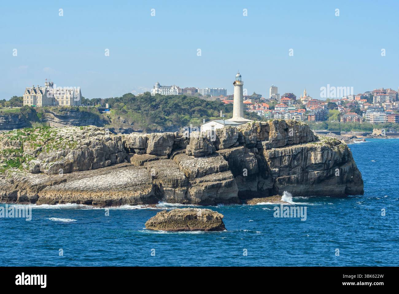 Vista di Santander dal traghetto con Faro de la Isla de Mouro in primo piano. Santander, Cantabria, Spagna. Foto Stock