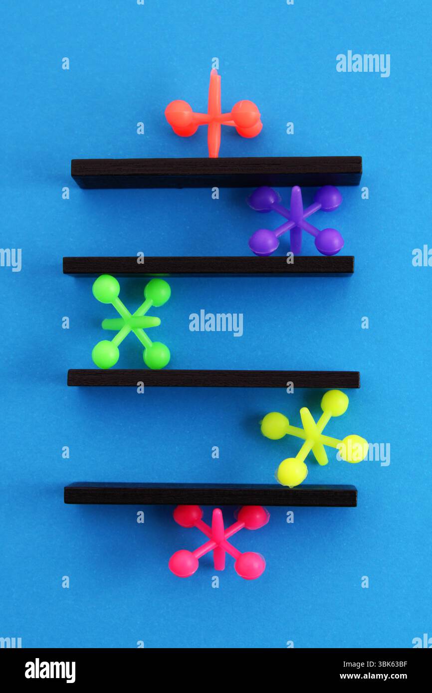 Figure colorate che mantengono i diversi livelli in equilibrio Foto Stock