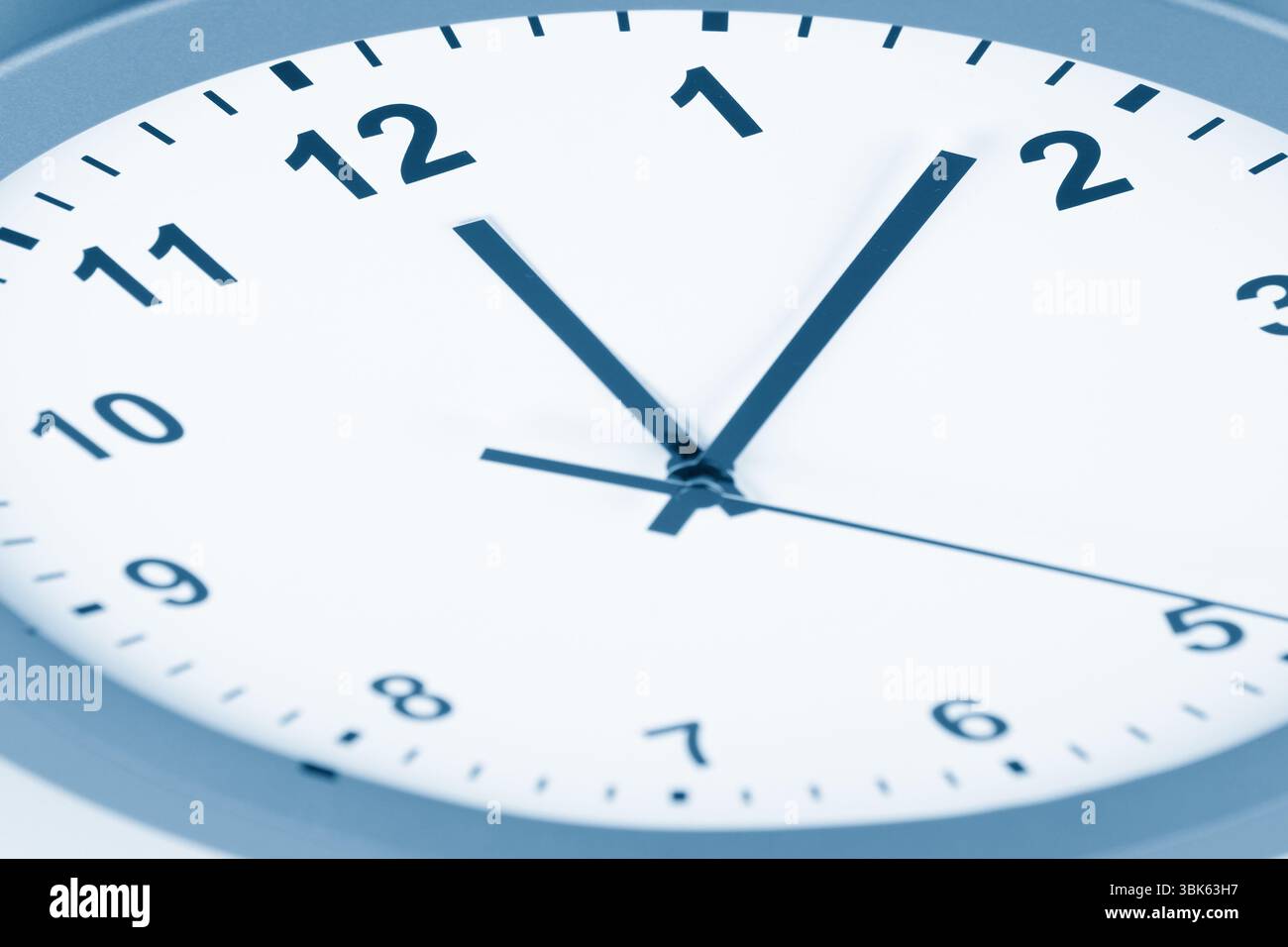 Primo piano delle mani sul viso di orologio Foto Stock