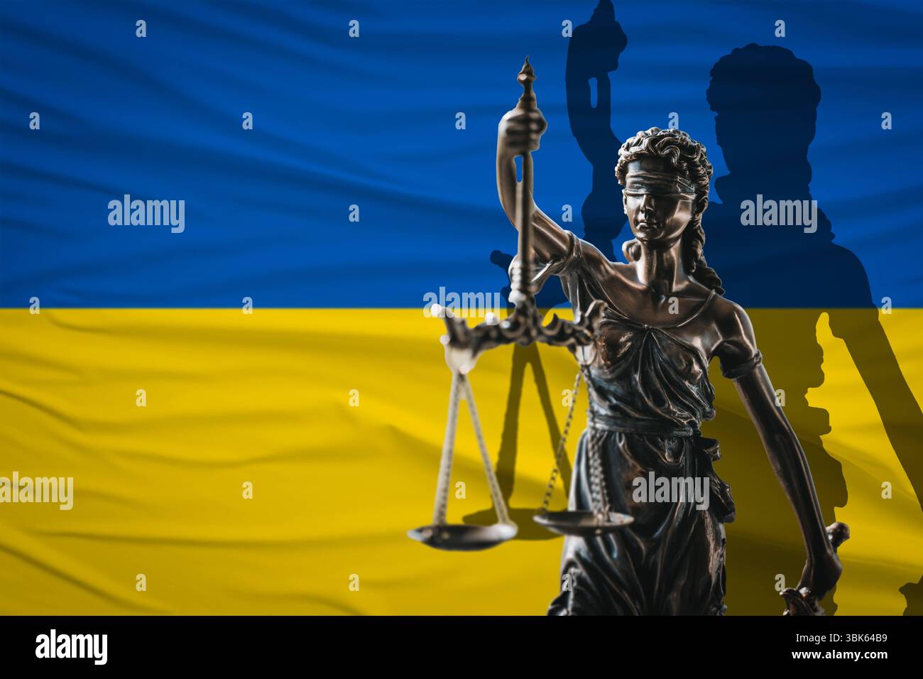 Baviera, Germania - 18 giugno 2025: FOTOMONTAGGIO, Statua della giustizia di fronte alla bandiera Ucraina simboleggia riforme, cambiamenti giuridici e la costruzione di un forte Stato di diritto in Ucraina in tempi di sfide politiche. *** FOTOMONTAGE, Justitia-Statue vor ukrainischer Flagge symbolisiert Reformen, gesetzliche Änderungen und den Aufbau eines starken Rechtsstaats in der Ukraine in Zeiten politischer Herausforderungen. Foto Stock