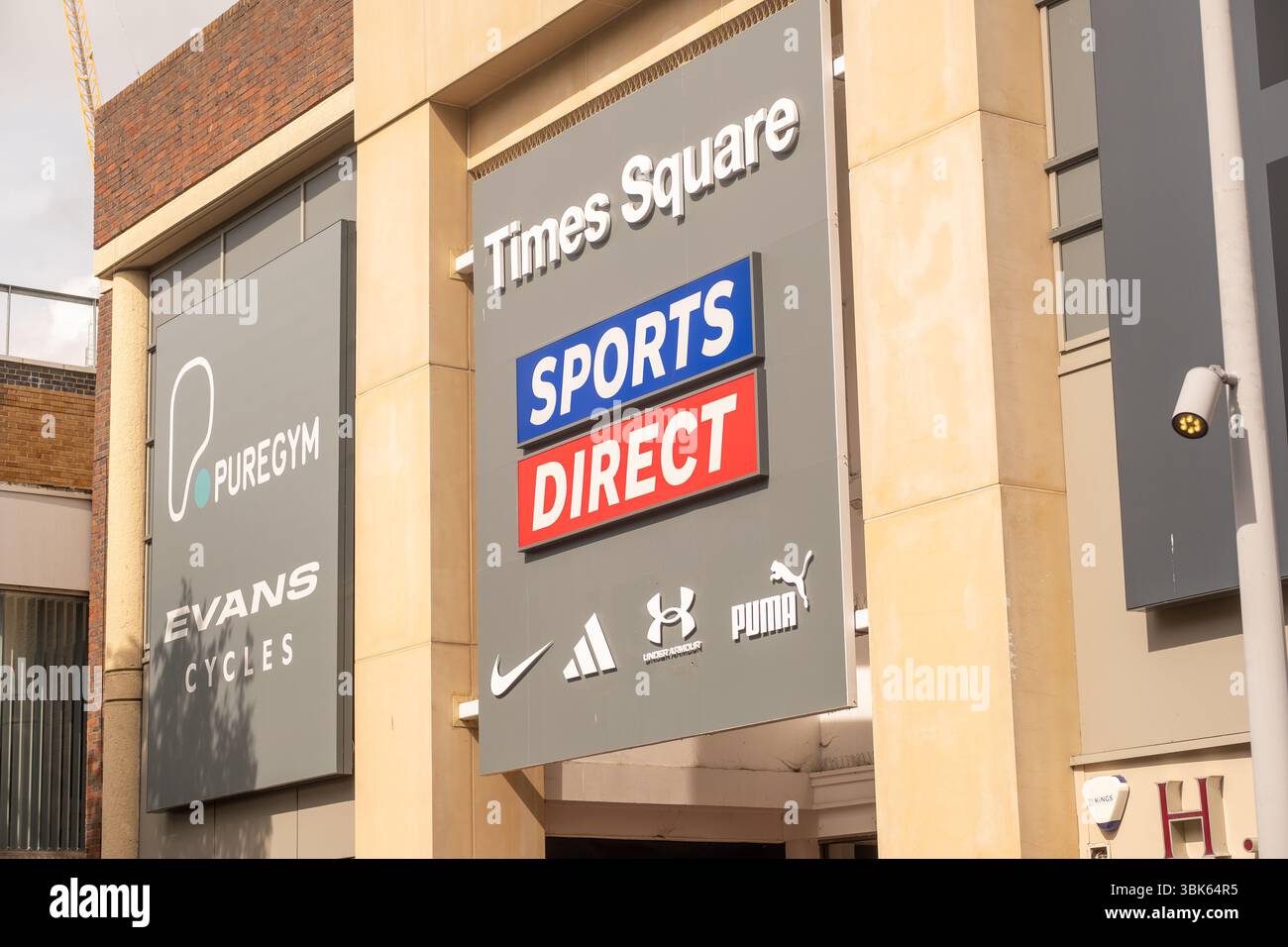 SUTTON, LONDRA- 29 MAGGIO 2025: Veduta di Sports Direct su Sutton High Street. Foto Stock
