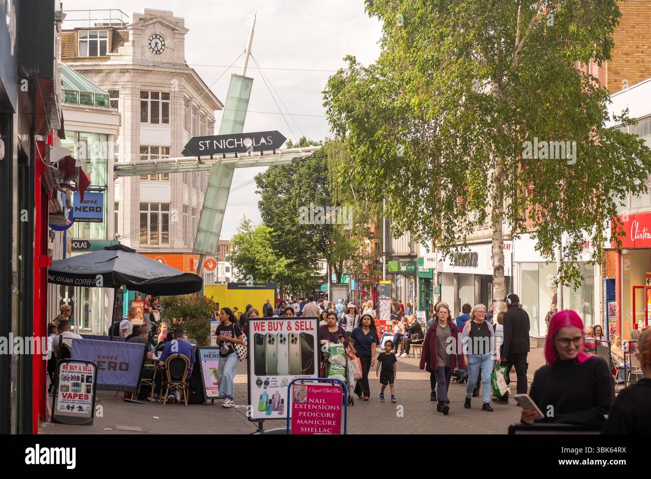 SUTTON, LONDRA- 29 MAGGIO 2025: Vista della scena di Sutton High Street con gente e negozi. Foto Stock