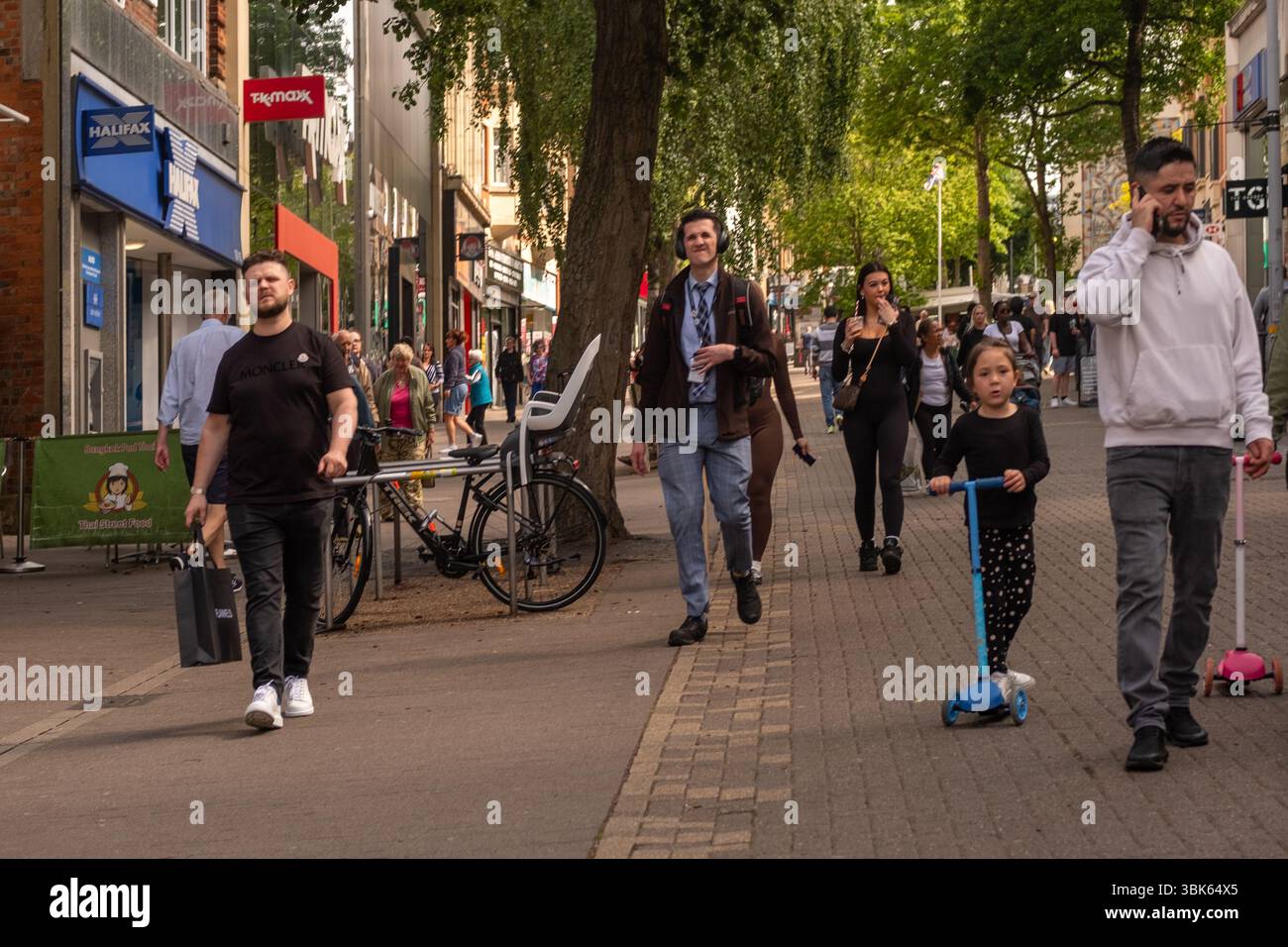 SUTTON, LONDRA- 29 MAGGIO 2025: Vista della scena di Sutton High Street con gente e negozi. Foto Stock