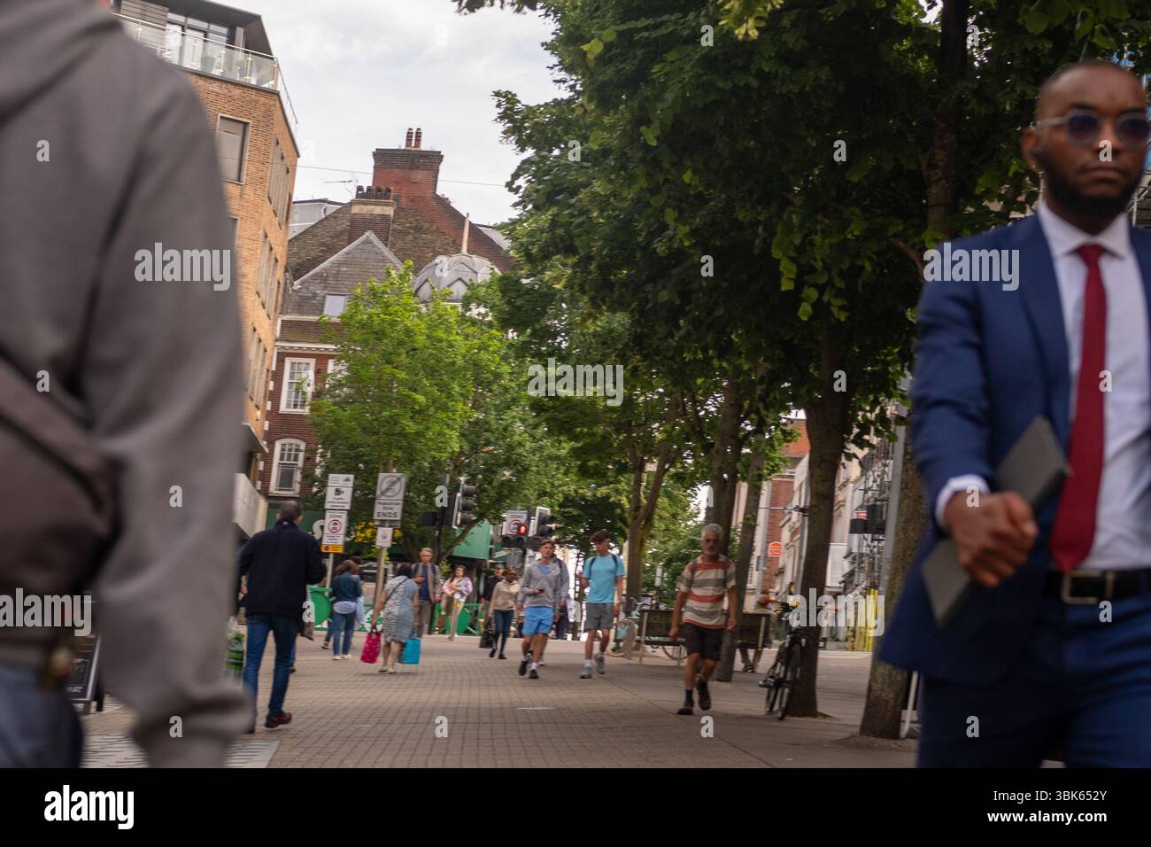 SUTTON, LONDRA- 29 MAGGIO 2025: Vista della scena di Sutton High Street con gente e negozi. Foto Stock