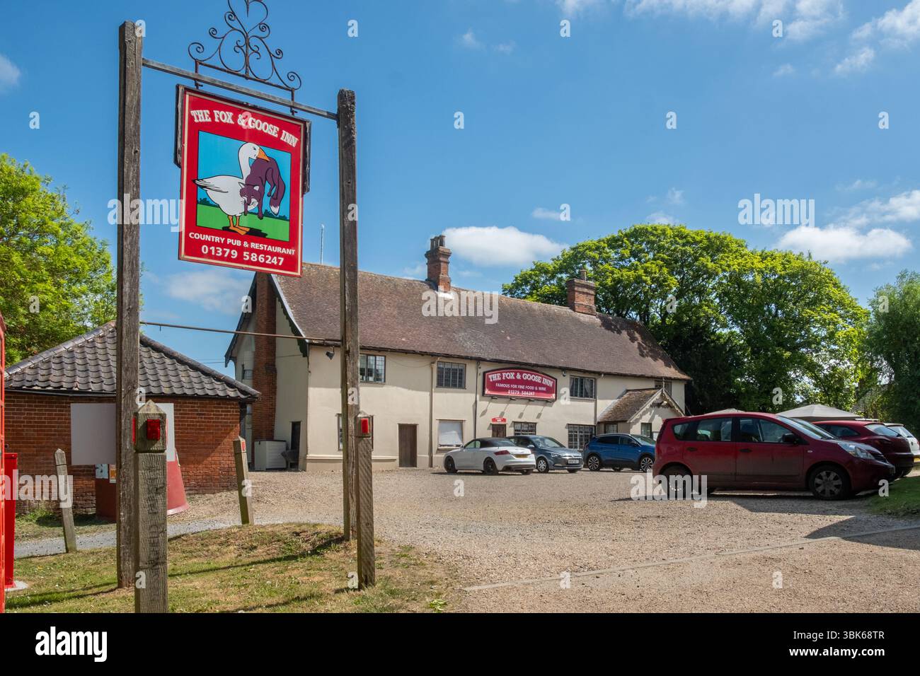 Fox and Goose Inn, Fressingfield, Suffolk, East Anglia, Regno Unito. Un ristorante popolare. Foto Stock