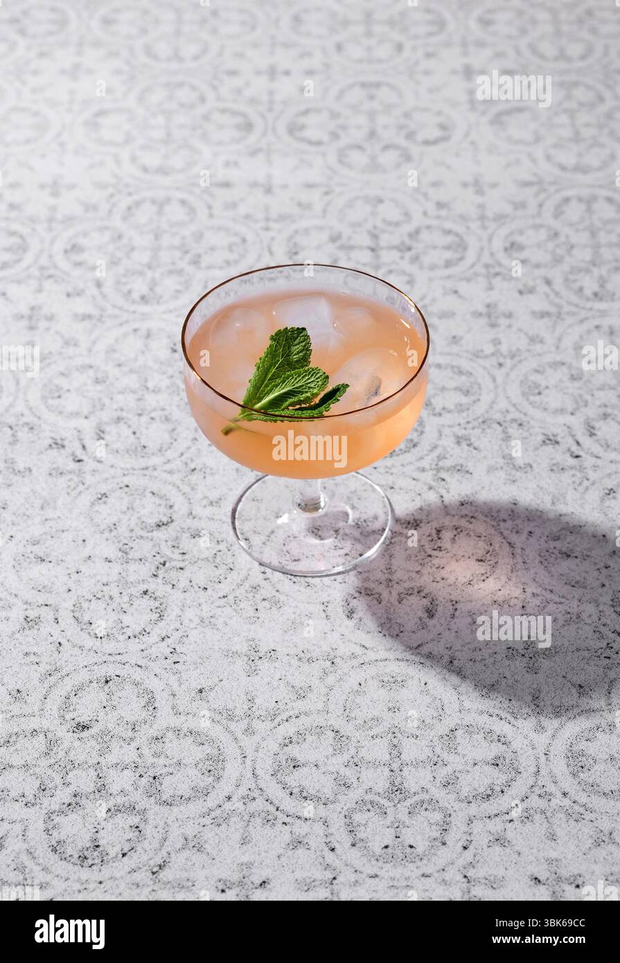vetro mocktail su sfondo grigio soleggiato del tavolo Foto Stock