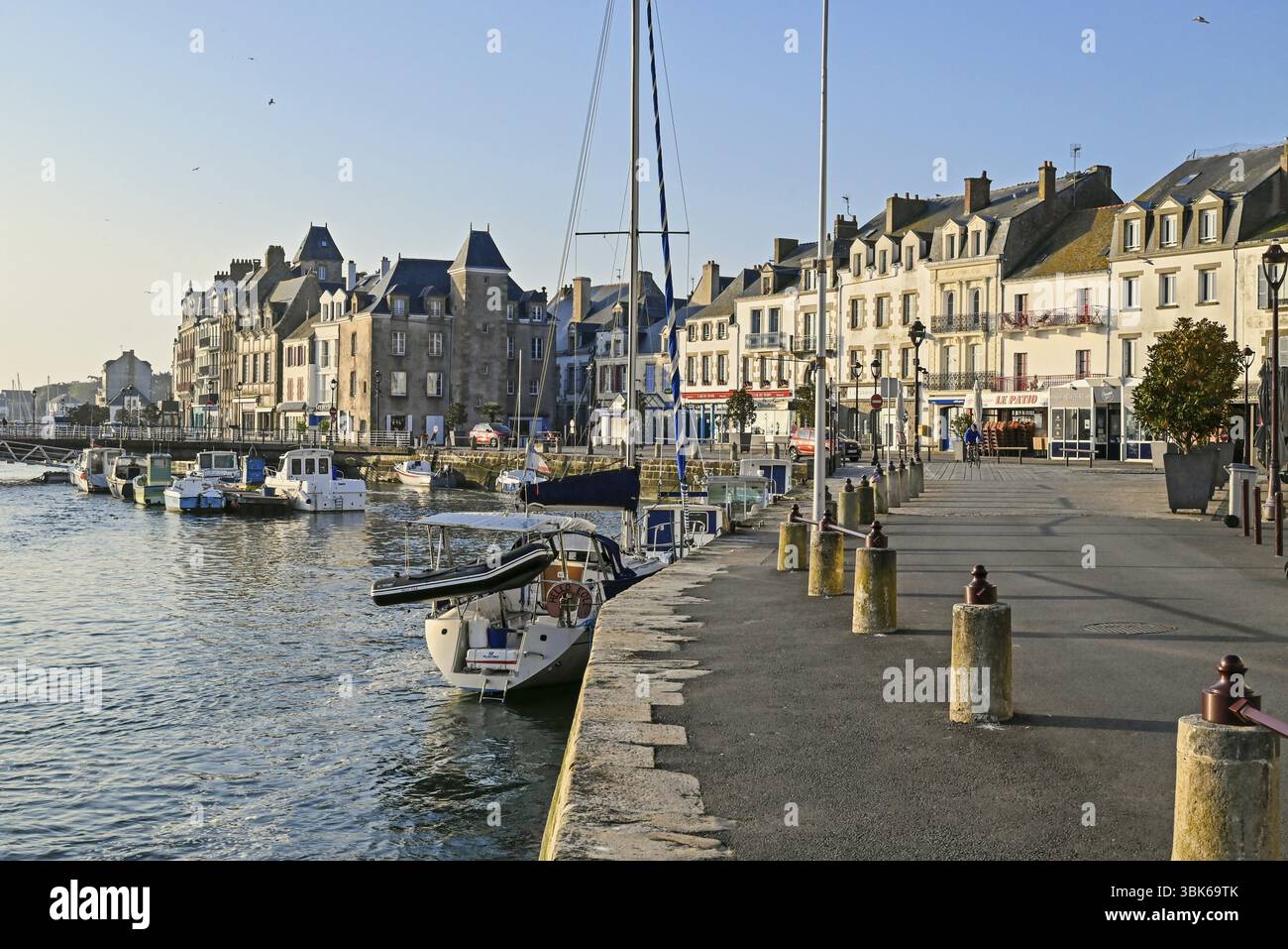 Case e strada al porto, le Croisic, Loire Atlantique, Pays de la Loire, Francia, Europa Foto Stock