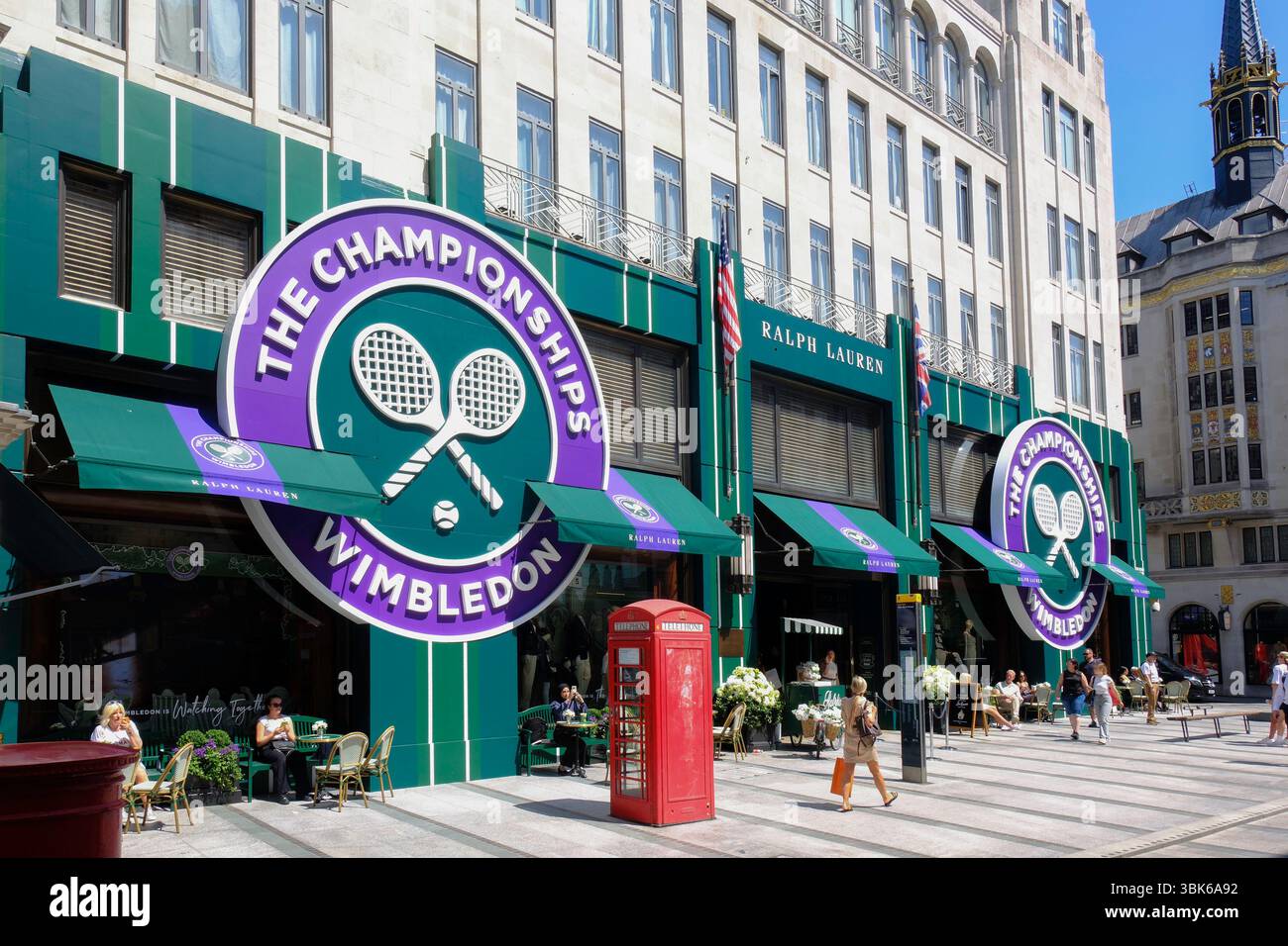 Il flagship store Ralph Lauren è decorato con i colori dei campionati di tennis di Wimbledon, New Bond Street, Londra, Regno Unito. Foto Stock