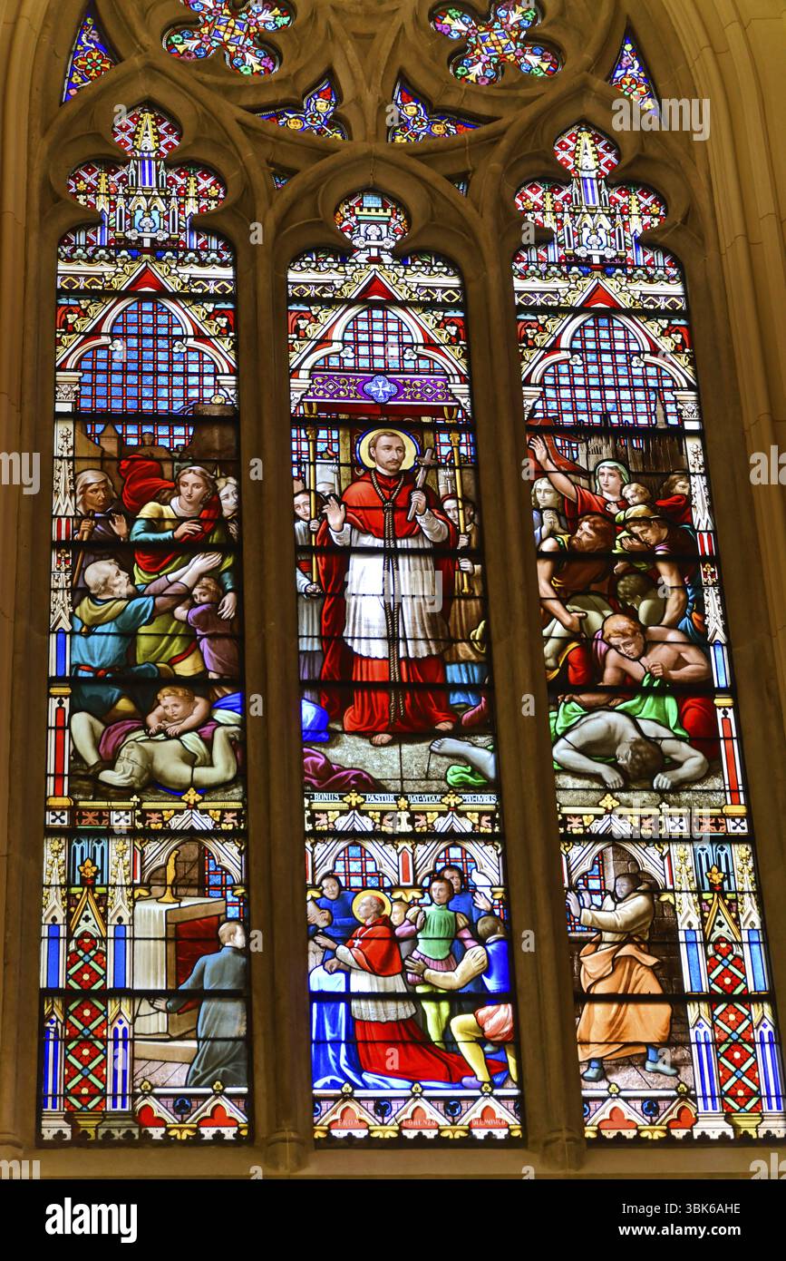 Old Cathedral di San Patrizio o Old St. Patrick's, Lower Manhattan, dettagliate vetrate colorate con scene bibliche piene di simbolismo e arte Foto Stock