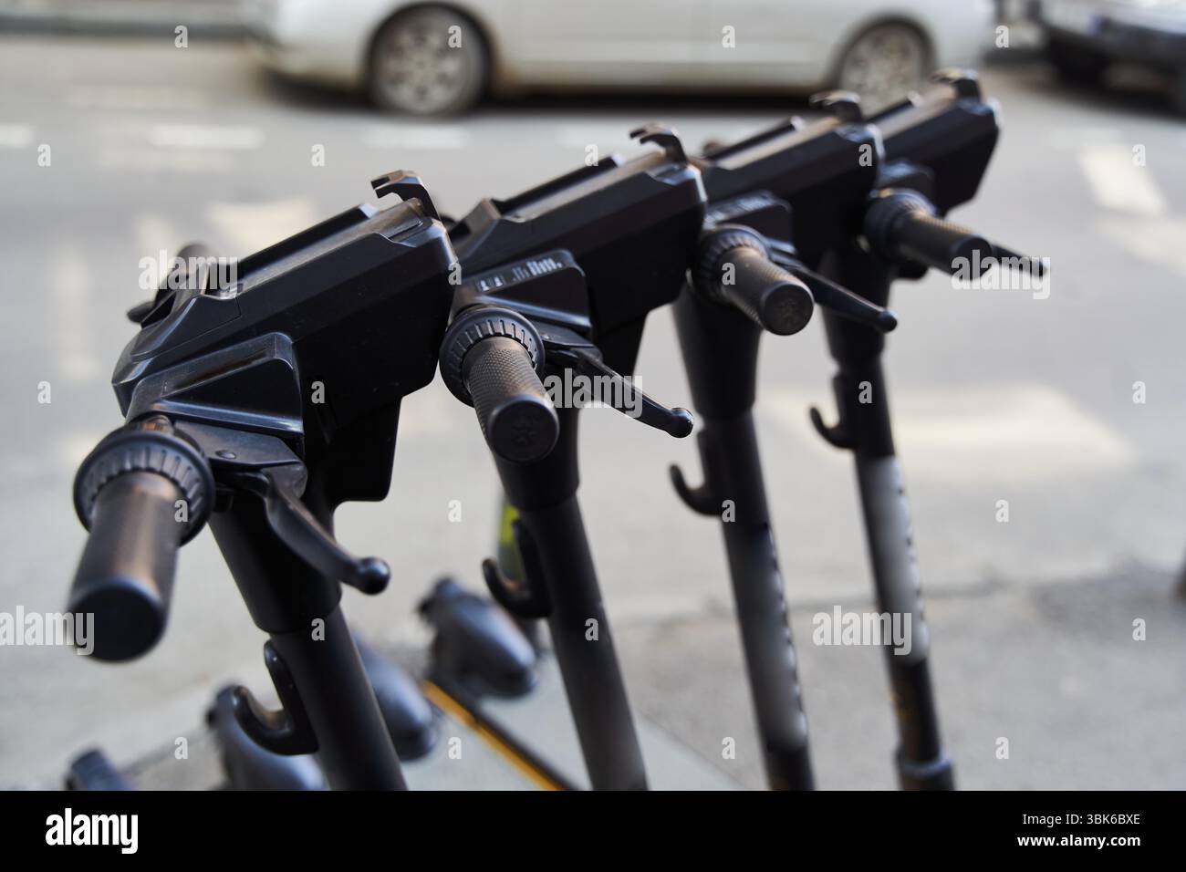 Scooter elettrici a noleggio . Background del servizio di noleggio del veicolo. Scooter elettrici per il trasporto Foto Stock