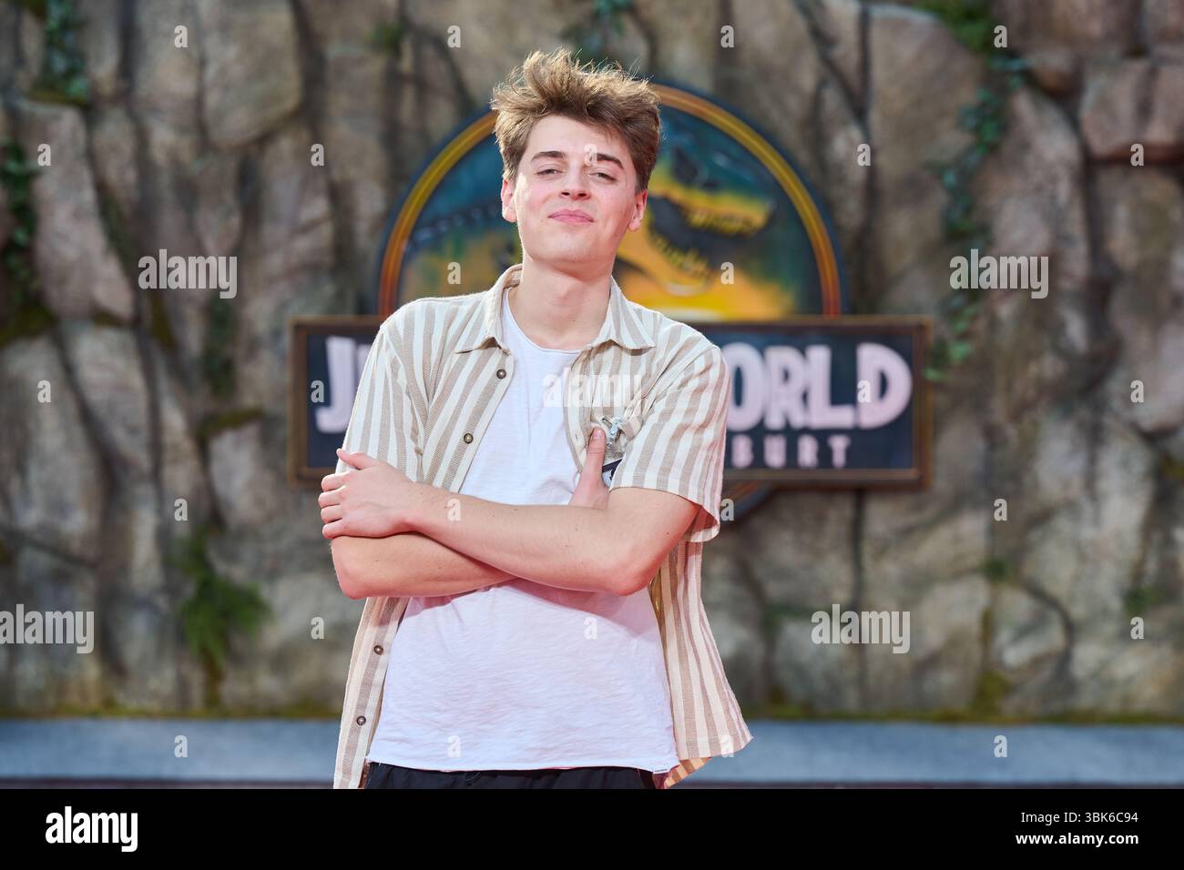 Berlino, Germania. 18 giugno 2025. Mike, alias Wichtigermike, sta arrivando allo Zoo Palast per la prima tedesca del film "Jurassic World: Rebirth". Credito: Annette Riedl/dpa/Alamy Live News Foto Stock