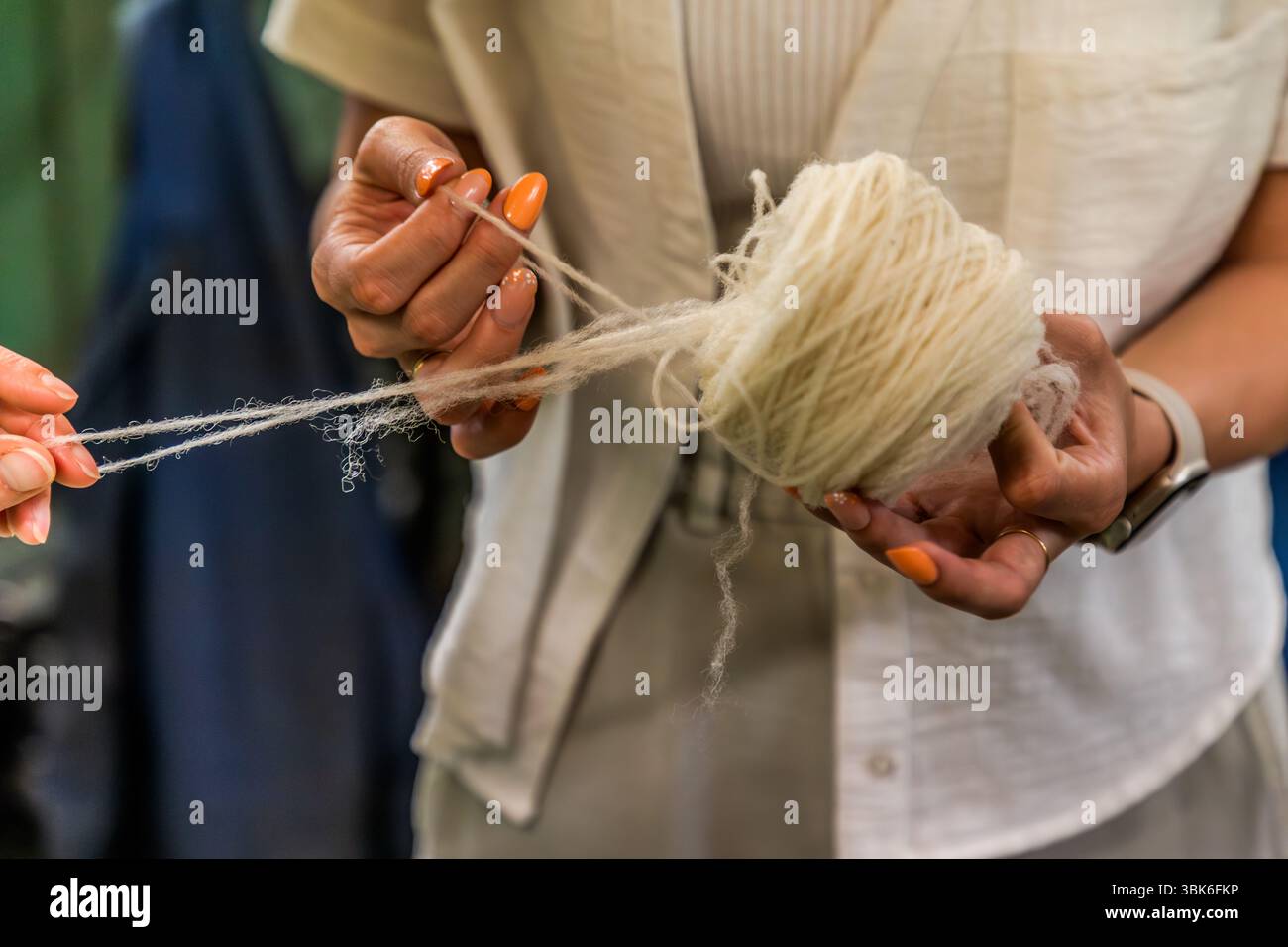 Filati di lana fini. Felletin è sede di uno degli ultimi filatoi di lana attivi: Filature Terrade. Si tratta di un'azienda tradizionale della regione e esiste da circa 80 anni. Come azienda a conduzione familiare, la filatoio trasforma la lana grezza in filato e la tinge utilizzando metodi tradizionali. La tecnologia e i macchinari spesso risalgono ai primi tempi dell'azienda e sono rimasti praticamente invariati. Rue de la Papeterie, Felletin, Nouvelle-Aquitaine, Francia Foto Stock