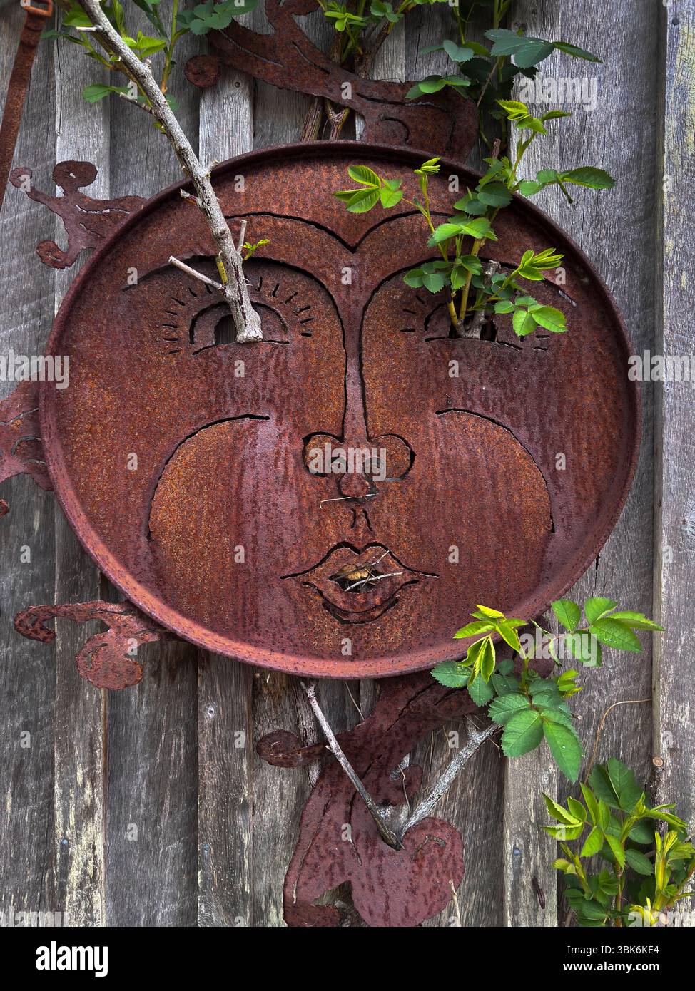 Scultura presso la Copper Beach House, un delizioso B&B a Masset sull'isola Haida Gwaii - British Columbia, Canada Foto Stock