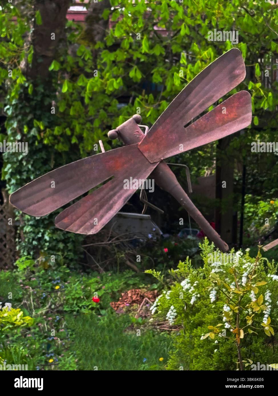 Scultura presso la Copper Beach House, un delizioso B&B a Masset sull'isola Haida Gwaii - British Columbia, Canada Foto Stock