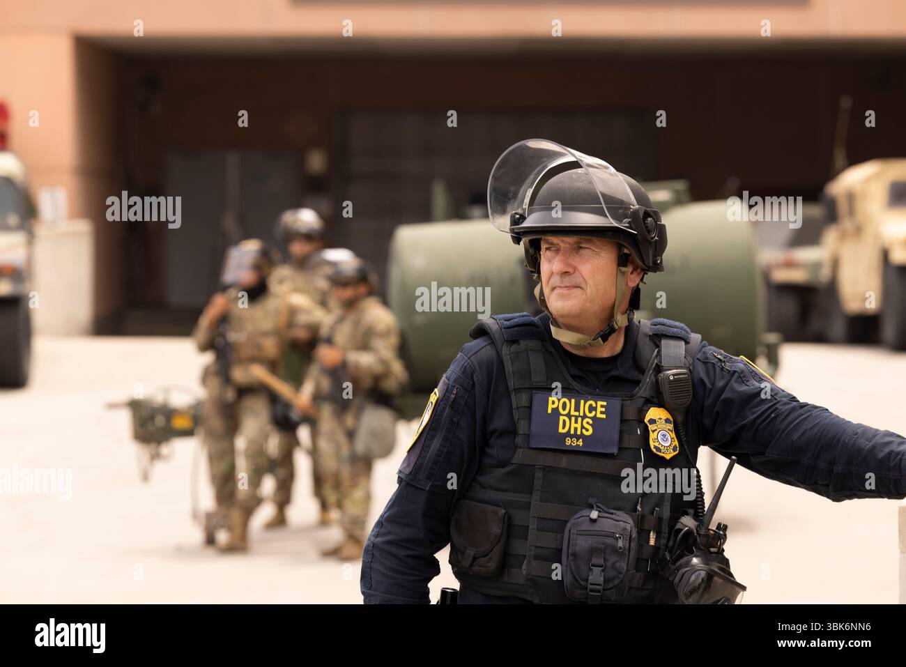 Los Angeles, California, USA - 10 giugno 2025: Agente sul campo del Dipartimento della sicurezza interna si mobilita durante le proteste di deportazione DEL GHIACCIO. Foto Stock