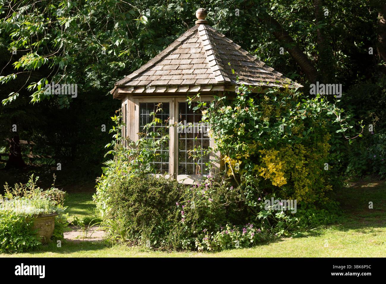 Cheshire Inghilterra Regno Unito. 01.06.2025. Piccola casa estiva in un giardino di campagna inglese. Foto Stock