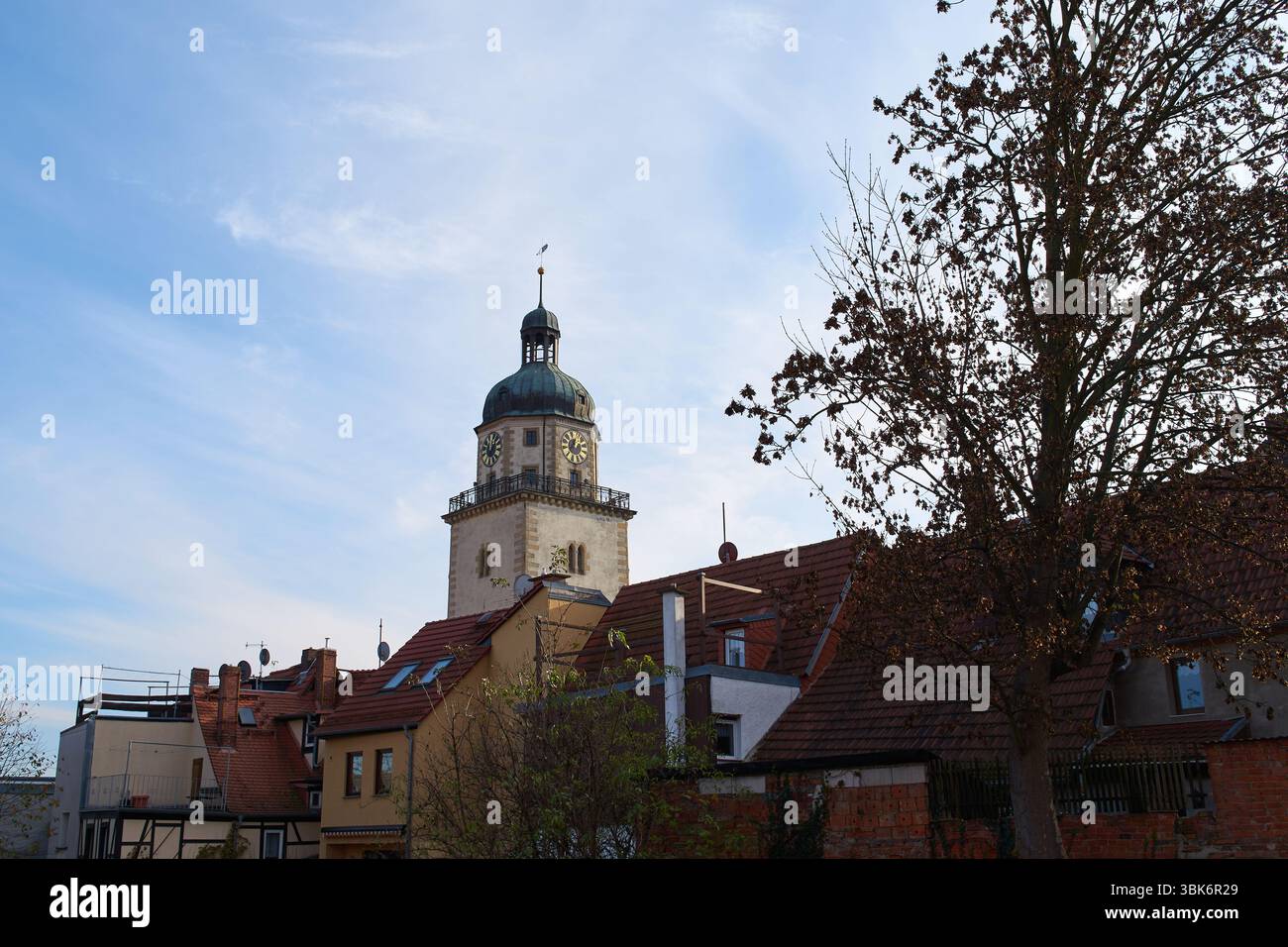 Altenburg, Germania: Vista posteriore delle strette vecchie case cittadine e della torre romanica della chiesa nello storico quartiere Nikolai Foto Stock