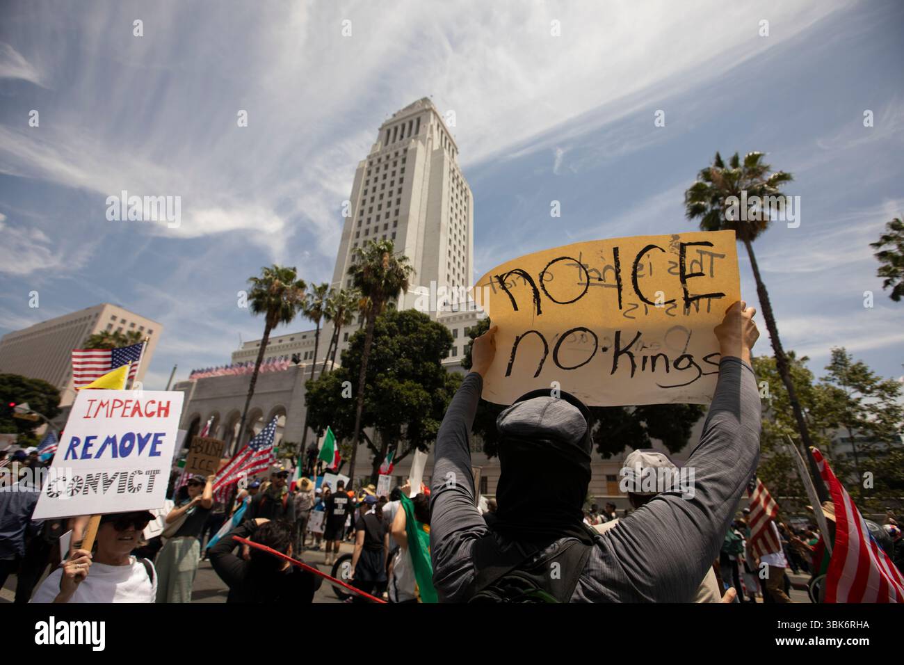 Los Angeles, California, USA - 14 giugno 2025: La gente si riunisce per protestare contro le azioni del presidente Trump durante il movimento nazionale No Kings. Foto Stock