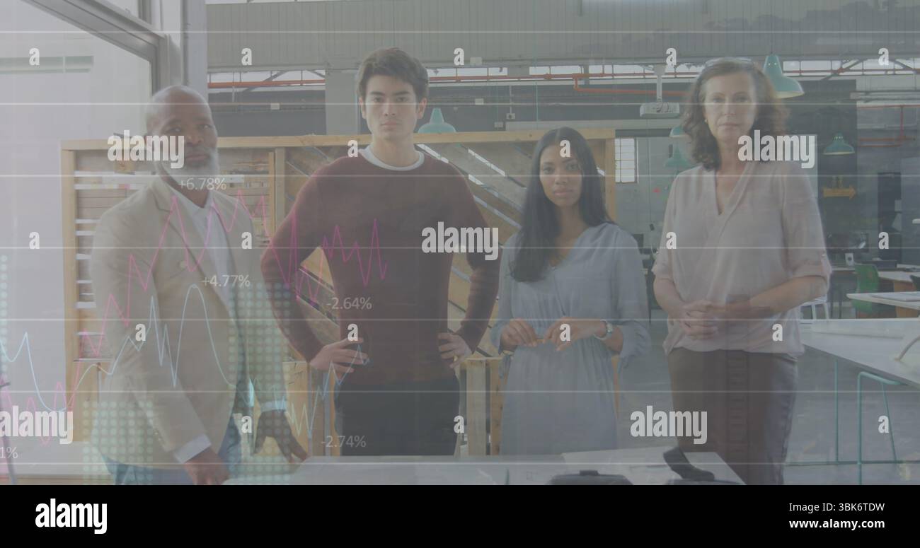 Team diversificato di quattro professionisti che analizzano sovrapposizioni di grafici in makerspace, con tavolo di lavoro Foto Stock