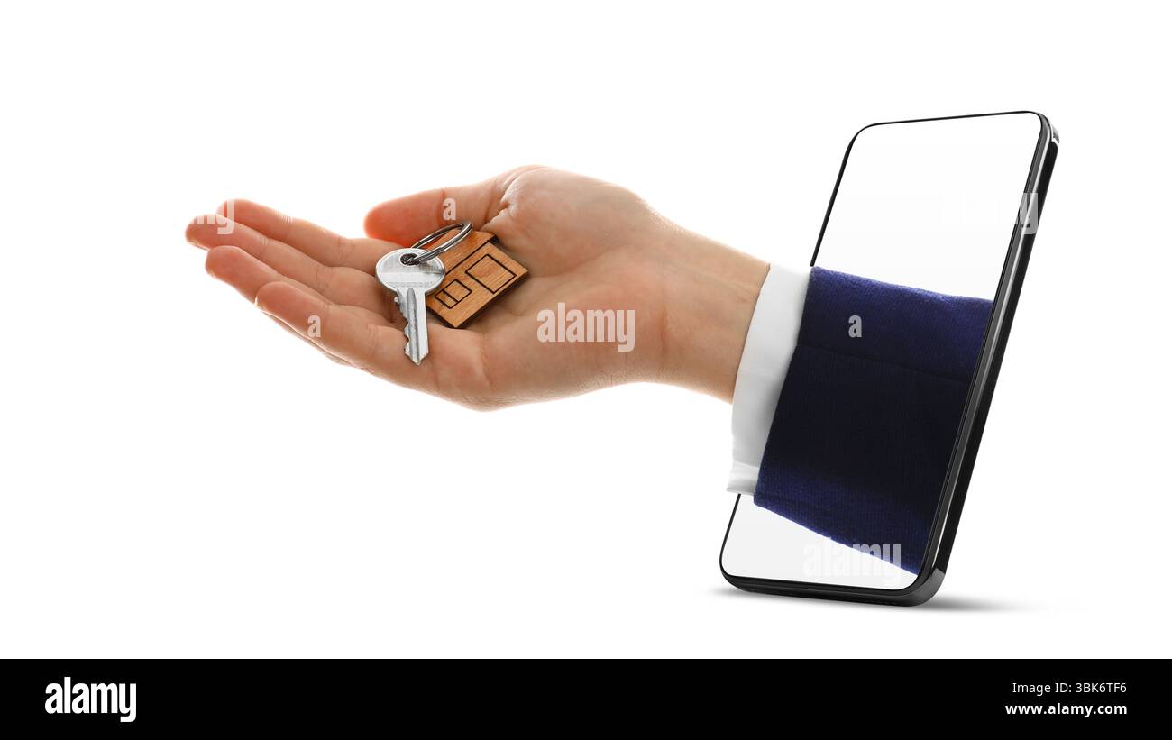 Servizi immobiliari online. Mano da donna con chiave che fuoriesce dallo smartphone su sfondo bianco, design banner Foto Stock