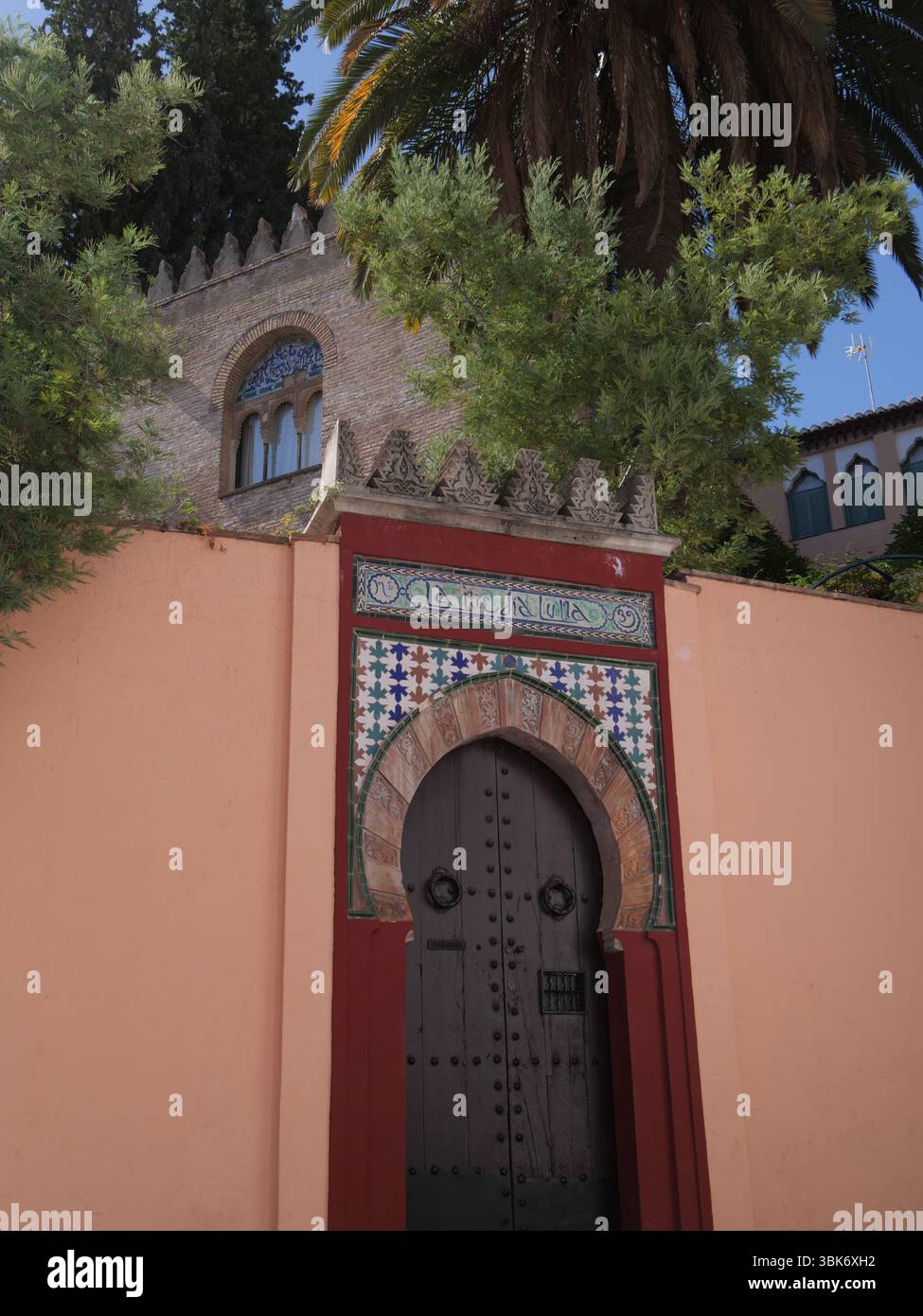 Architettura tipica di Albaicin, il quartiere arabo di Granada, Andalusia, Spagna Foto Stock