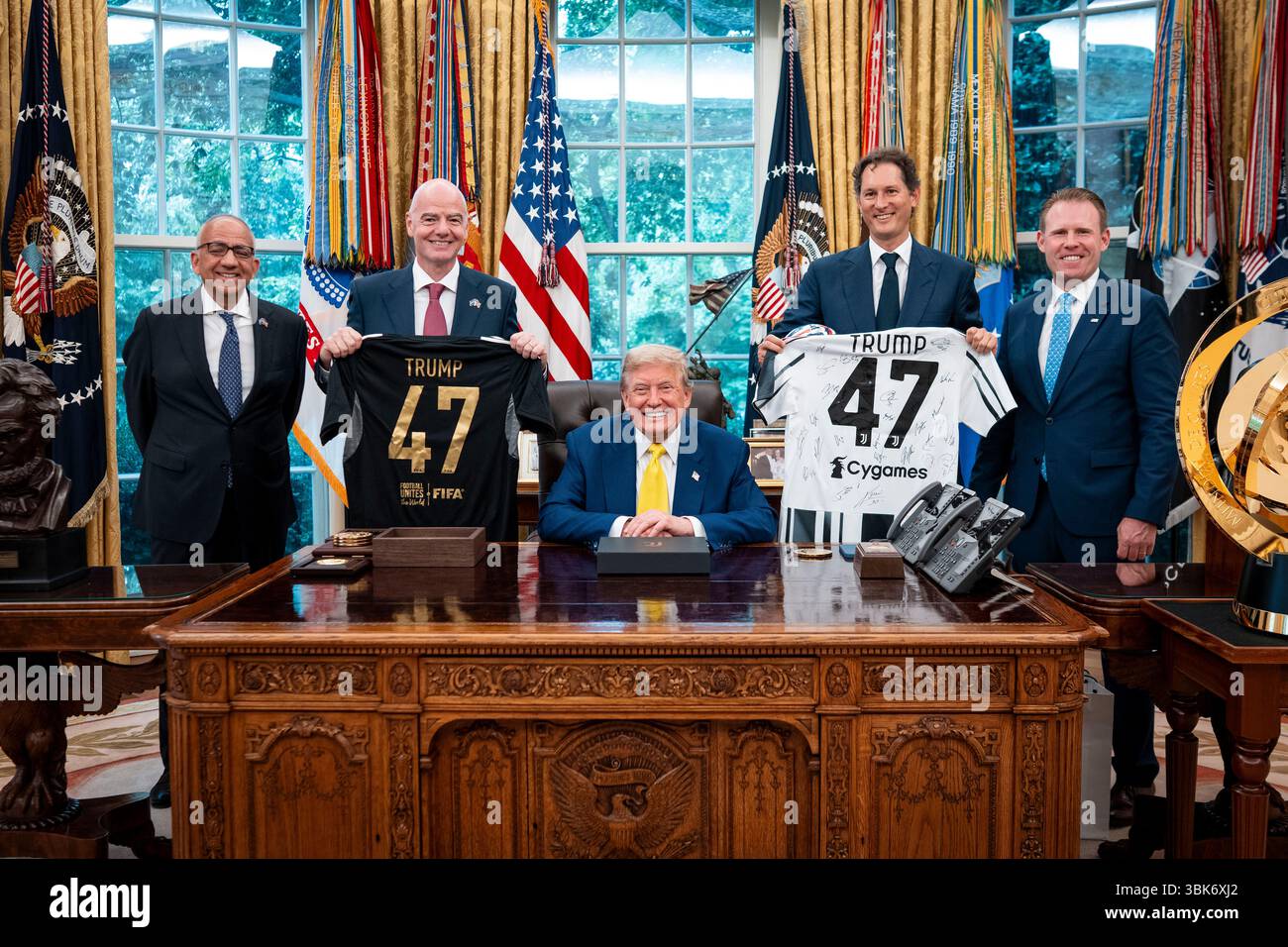 Il presidente degli Stati Uniti Donald J Trump posa per una foto con Carlos Cordeiro, ex presidente della federazione calcistica degli Stati Uniti, a sinistra, il presidente della FIFA Gianni Infantino, seconda sinistra, e altri dopo aver incontrato la Juventus presso l'ufficio ovale della Casa Bianca a Washington, DC, USA, mercoledì, giugno, 18.2025, credito: Doug Mills/Pool via CNP/MediaPunch credito: MediaPunch Inc/Alamy Live News Foto Stock