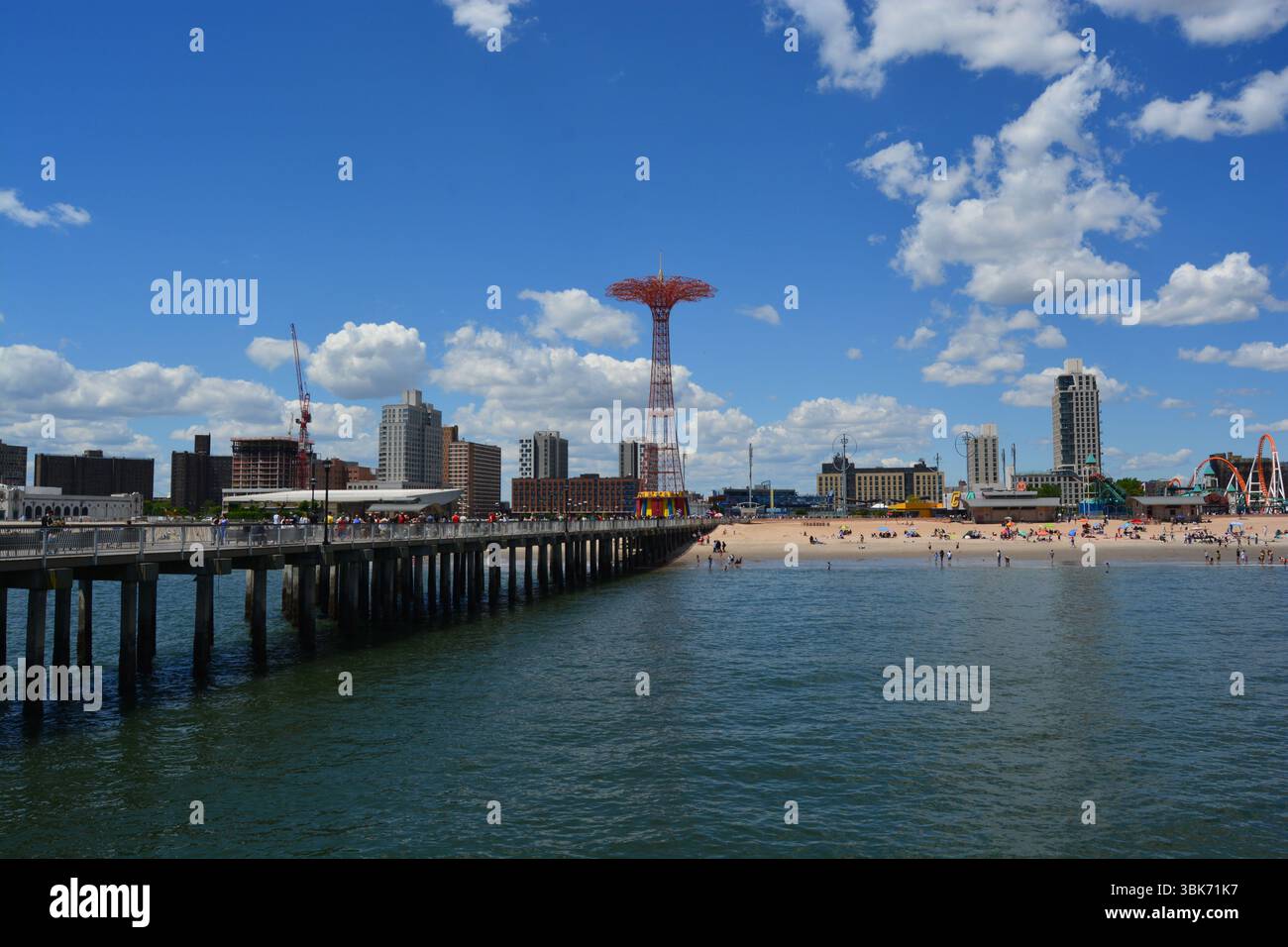 Molo e spiaggia di Coney Island, Brooklyn, New York Foto Stock