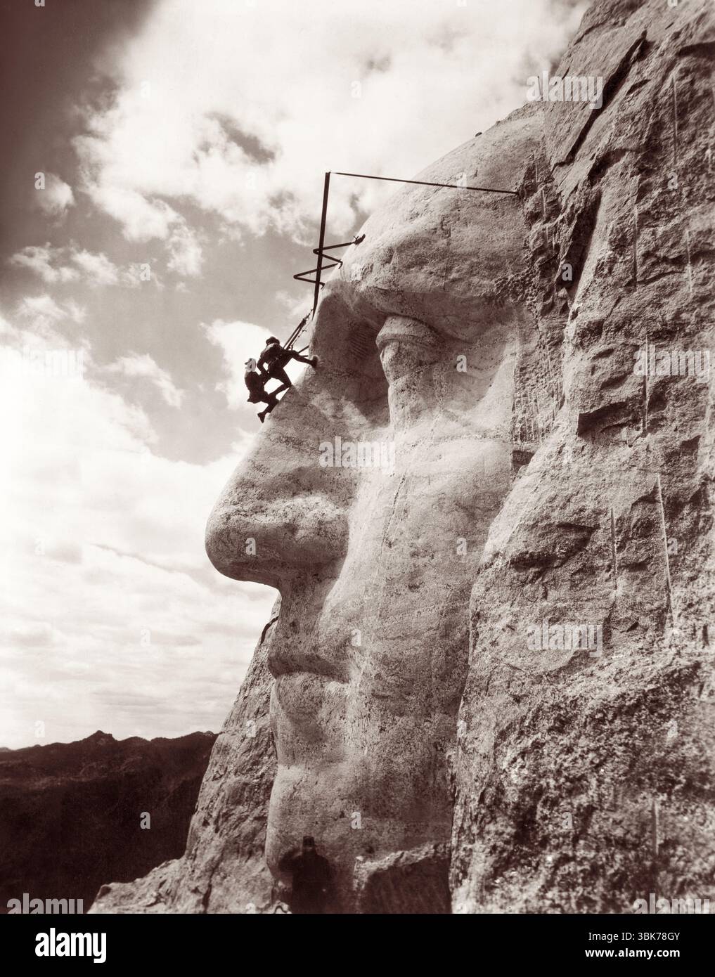 Lo scultore americano Gutzon Borglum (1867-1941) e sovrintendente che ispezionano il lavoro sul volto di George Washington a Mount Rushmore in South Dakota il (probabile) 31 maggio 1932. (USA) Foto Stock