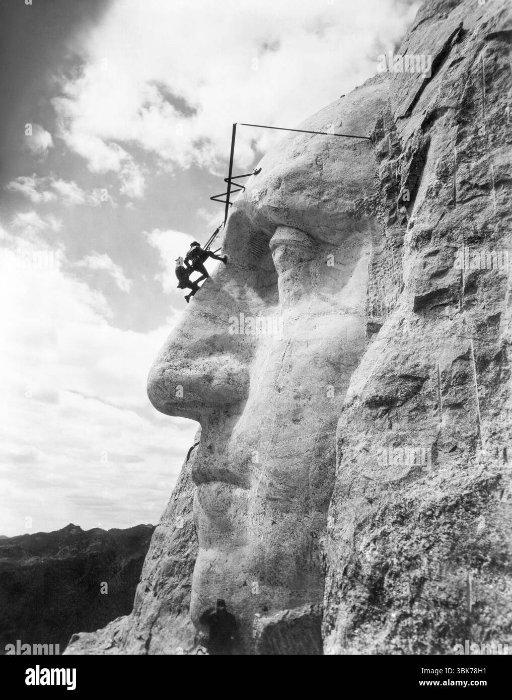 Lo scultore americano Gutzon Borglum (1867-1941) e sovrintendente che ispezionano il lavoro sul volto di George Washington a Mount Rushmore in South Dakota il (probabile) 31 maggio 1932. (USA) Foto Stock