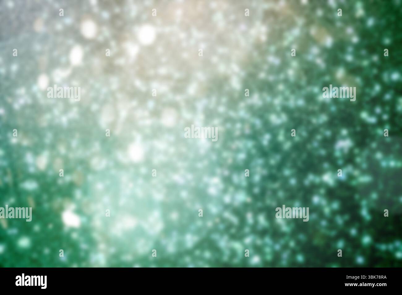 Le luci bokeh verdi e bianche fluttuano nell'illustrazione digitale astratta e nello spazio di copia Foto Stock