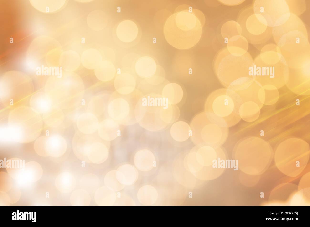 lo sfondo bokeh dal design piatto si sovrappone a cerchi dorati e ambrati con sottili striature diagonali Foto Stock