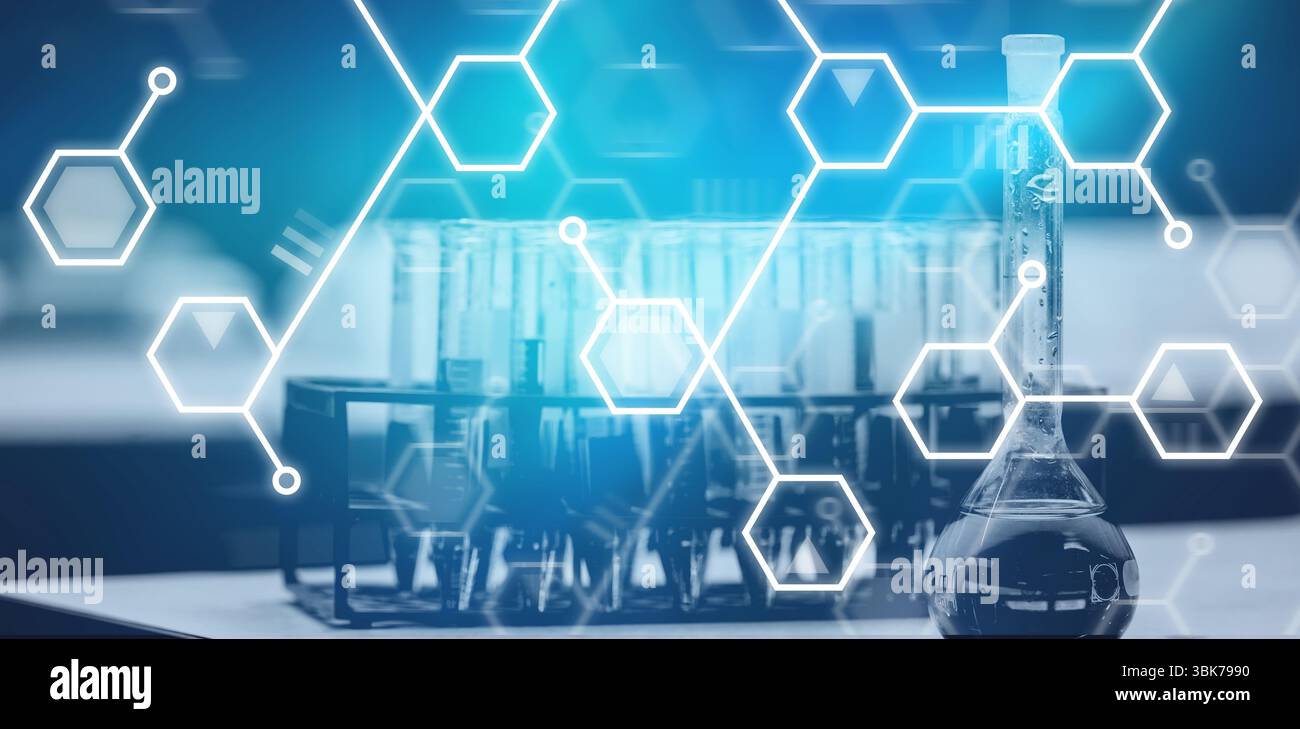 Il matraccio volumetrico in vetro trasparente è collocato su un banco da laboratorio piatto, con rack per provette e rivestimento esagonale Foto Stock