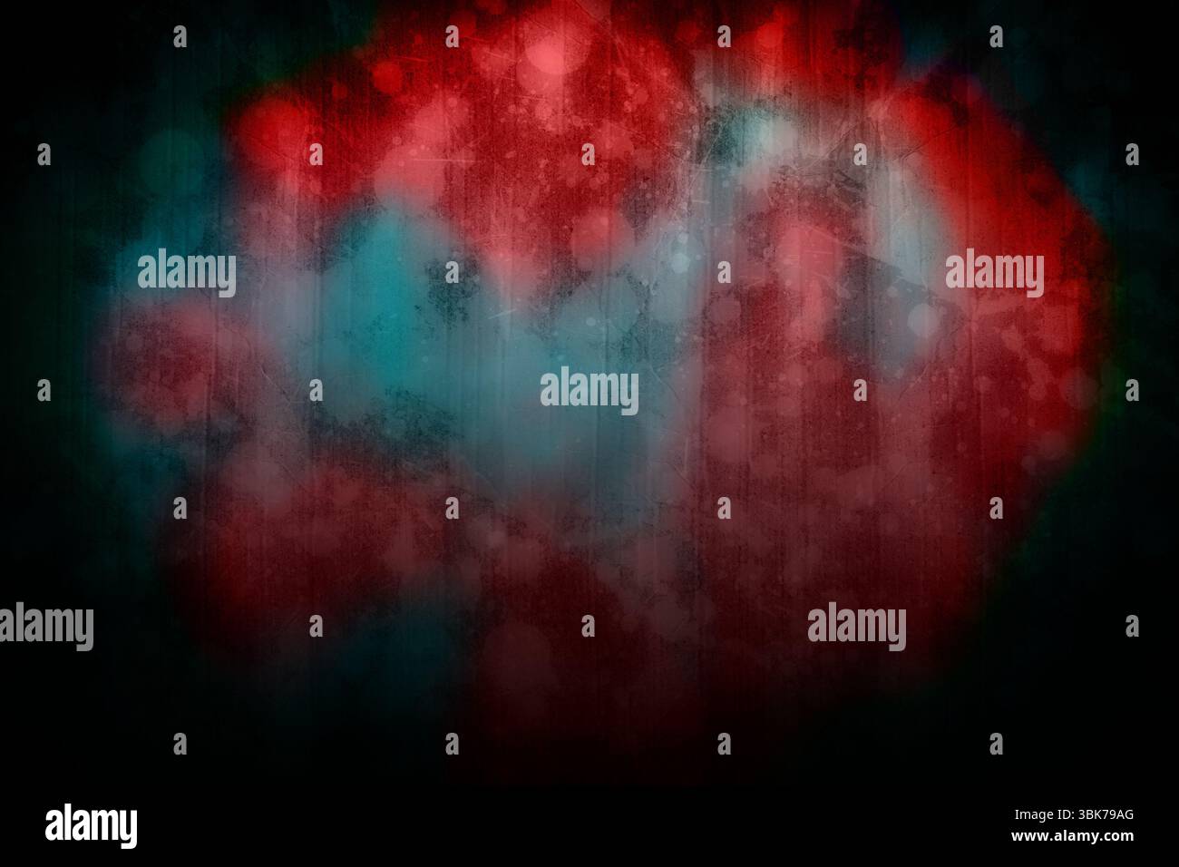 La composizione astratta è caratterizzata da una luce rossa color verde acqua su sfondo scuro con striature verticali e bokeh Foto Stock