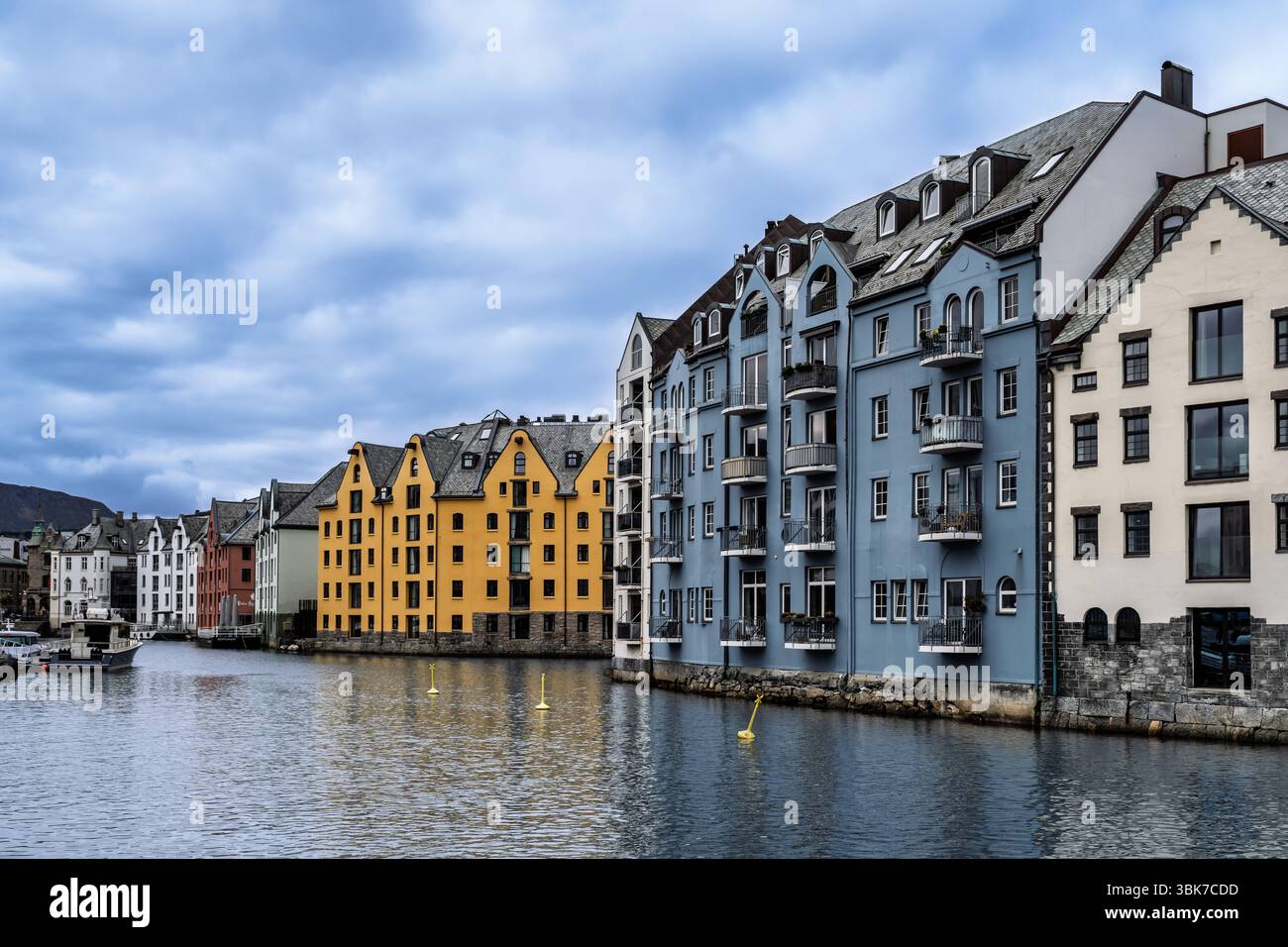 Vista pittoresca della vibrante architettura fronte mare con fascino storico, che si riflette nelle acque calme di un canale in una giornata coperta di luna, incarnando tr Foto Stock