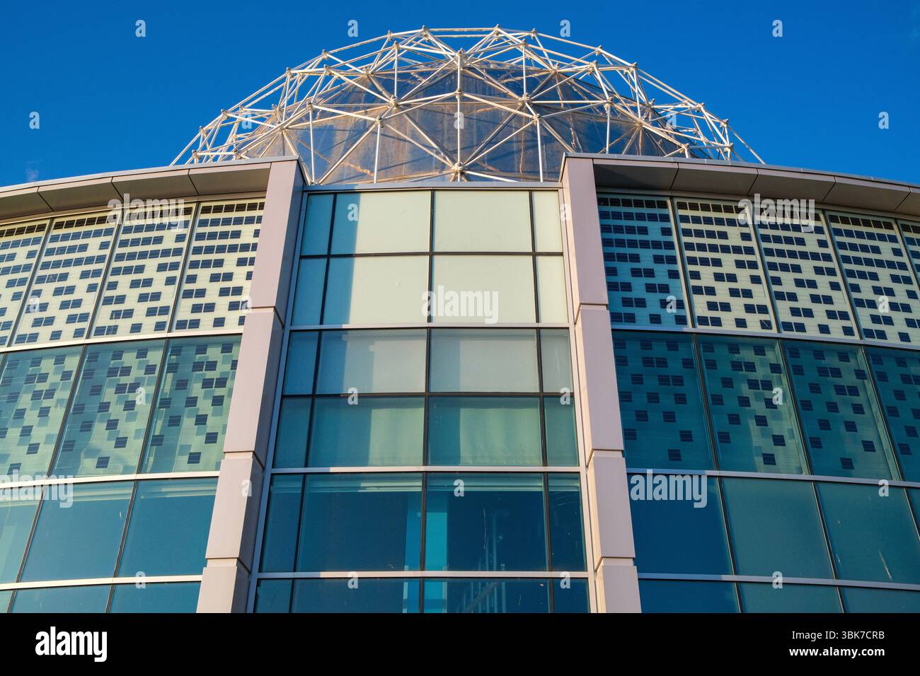 La cupola sferica di Science World sulle rive di False Creek, Vancouver, British Columbia. Foto Stock