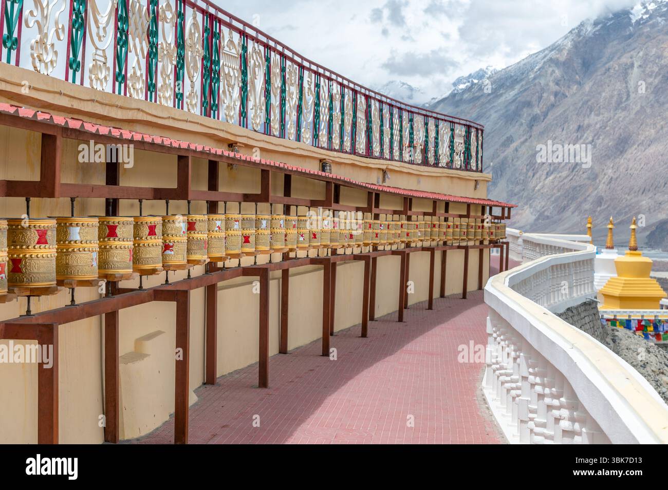 Ruote di preghiera buddista vicino alla statua del Buddha Maitreya al monastero di Diskit, Nubra Valley, Ladakh, India Foto Stock