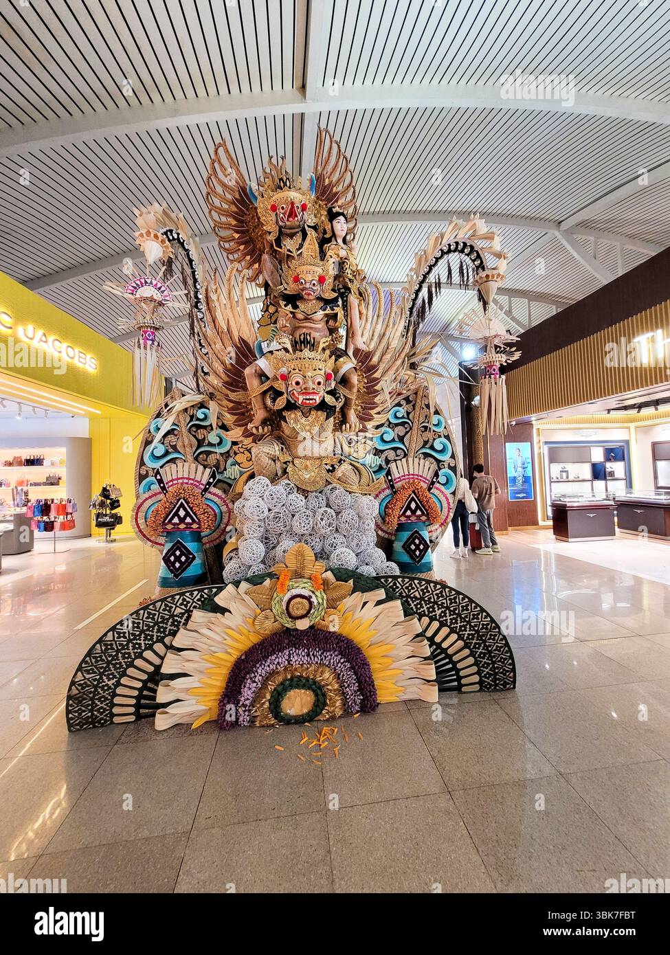Statue mitologiche all'aeroporto internazionale di Bali, Indonesia Foto Stock