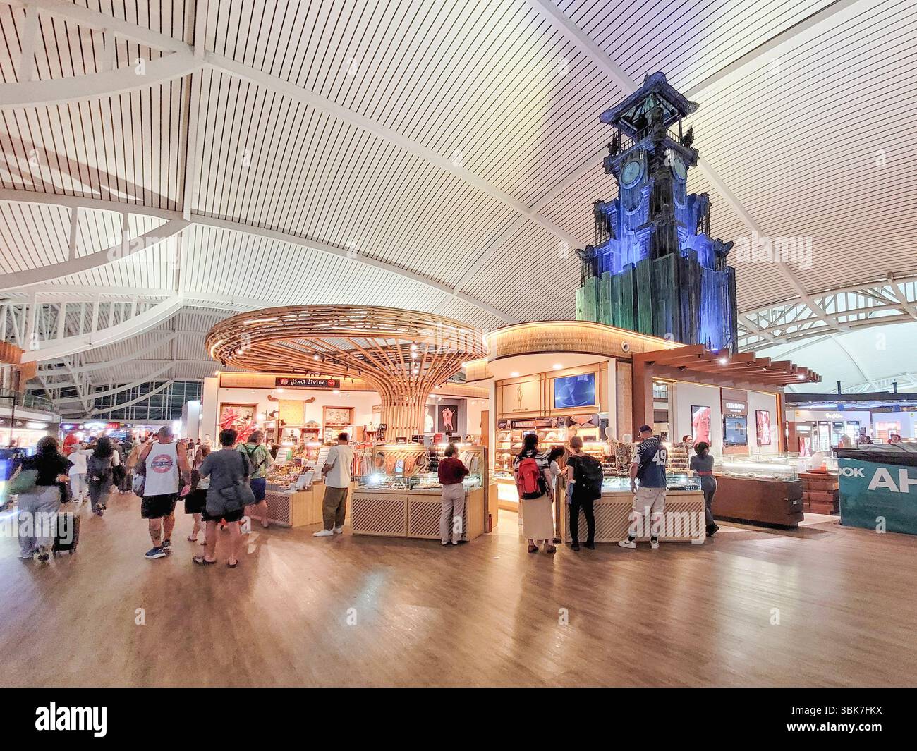 Viaggiatori aerei che fanno shopping all'Aeroporto Internazionale di Bali, Indonesia Foto Stock