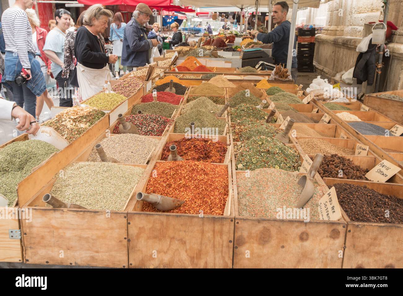 Siracusa, Sicilia, Italia, Ortigia Street Market, spezie in vendita Foto Stock