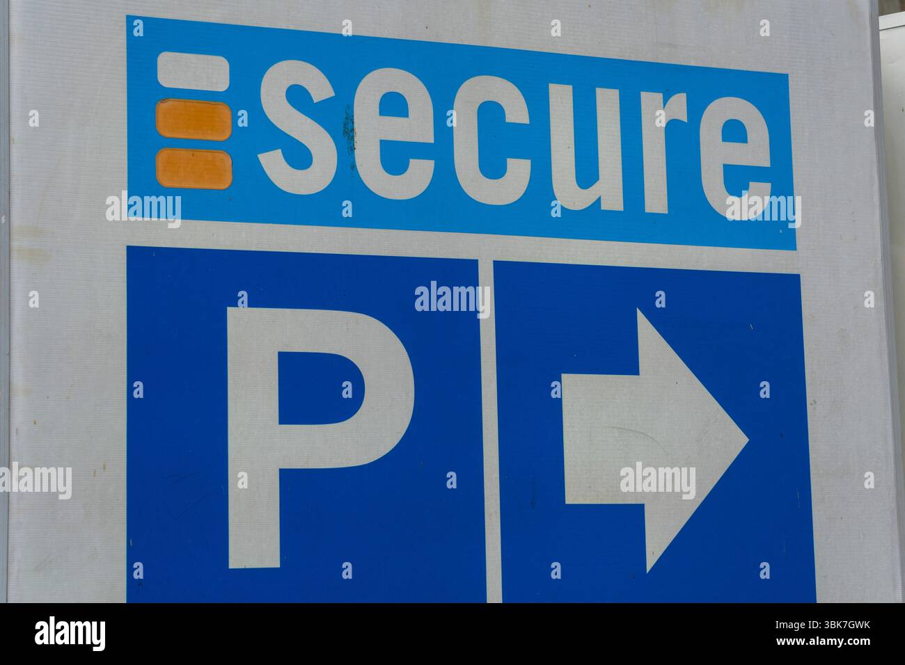 Segno blu con una freccia bianca rivolta verso destra e la parola "sicuro" scritta in bianco Foto Stock