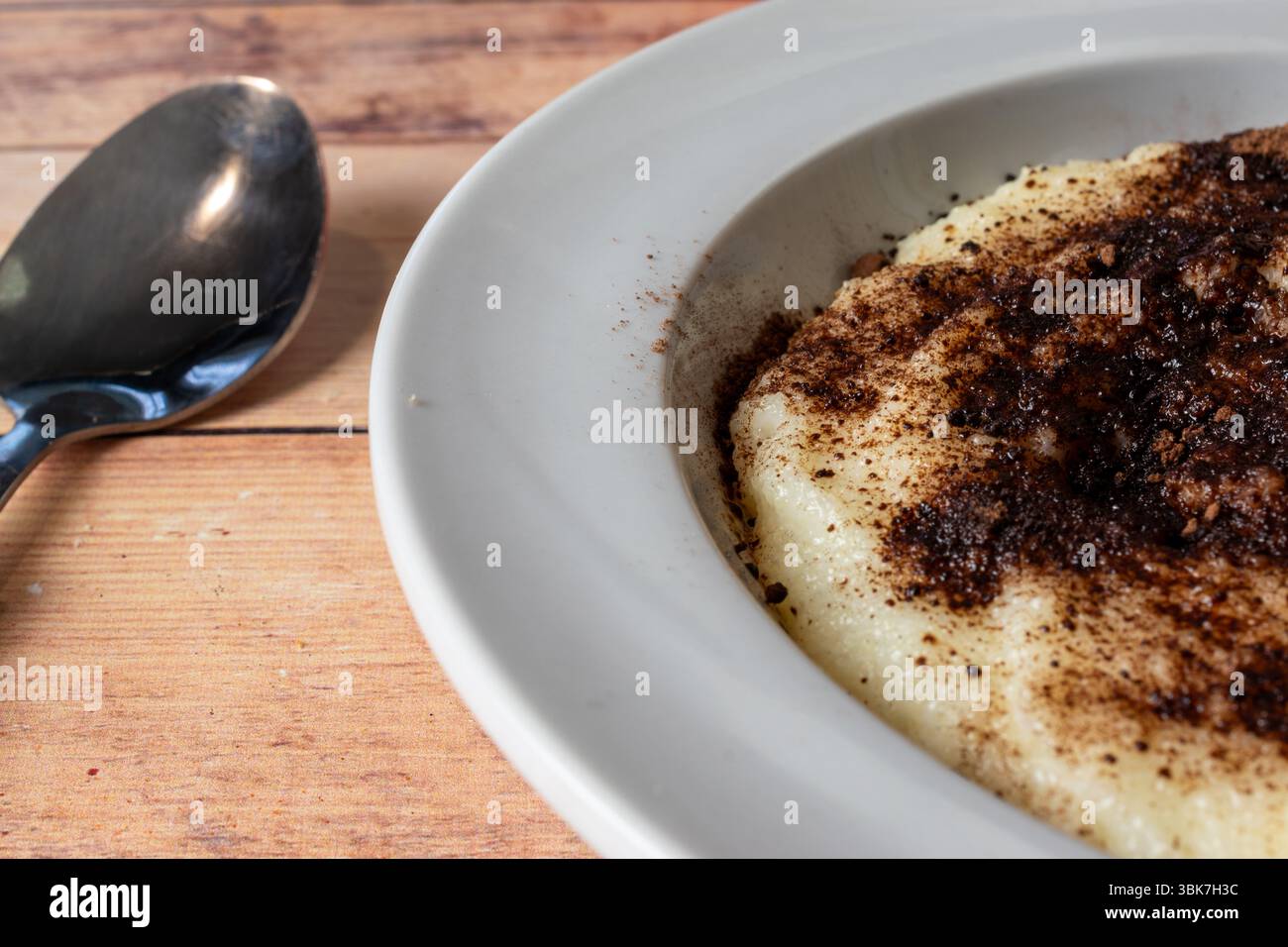 Cibo ungherese - budino di semola con cacao in polvere Foto Stock