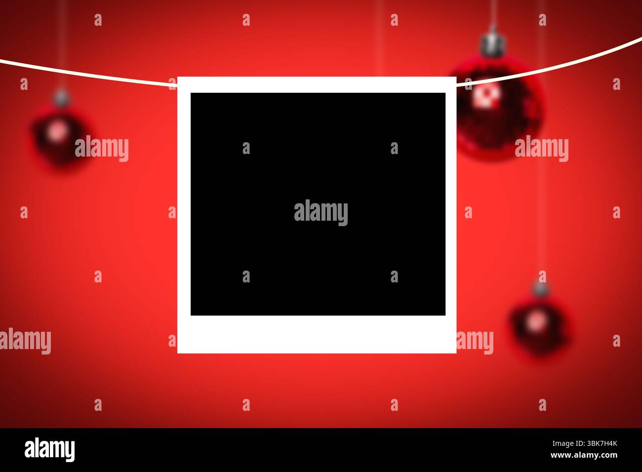 la cornice in pellicola istantanea dal design piatto è appesa a un filo bianco su sfondo rosso con tre baule Foto Stock