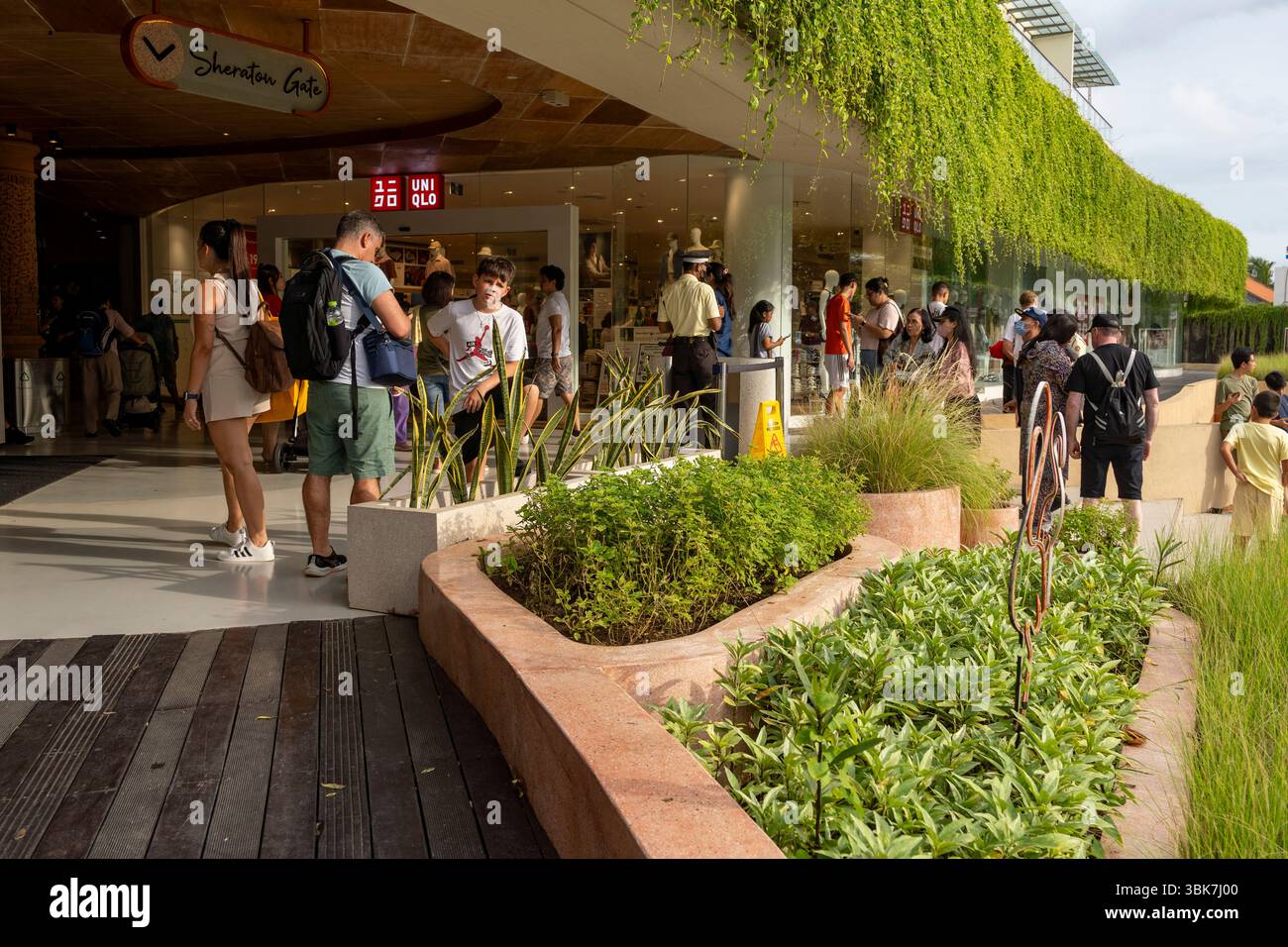 Bali, Indonesia - 25 dicembre 2024: Un gruppo di persone si trova fuori dal Beachwalk Foto Stock