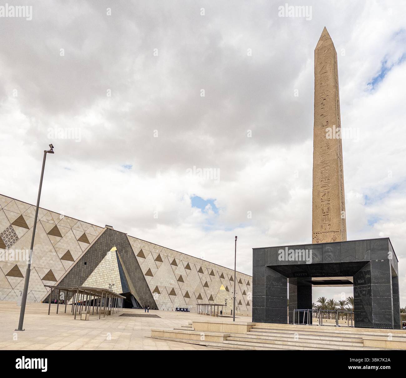Il Grand Egyptian Museum, noto anche come Giza Museum, è un museo archeologico a Giza, in Egitto Foto Stock