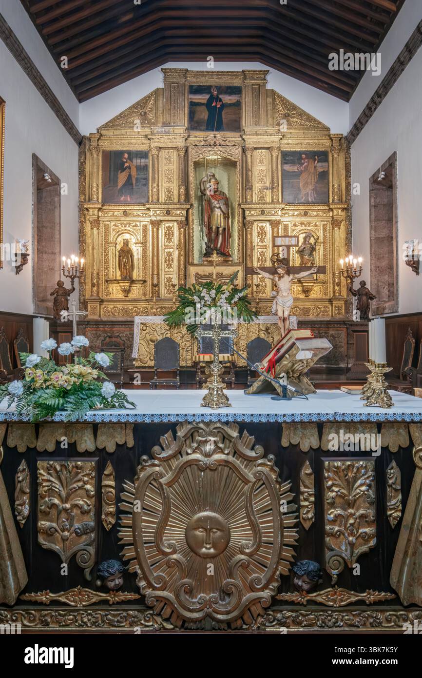 Altare dorato ornato di una storica chiesa portoghese con arte religiosa Spazio sacro, culto cristiano, patrimonio europeo, dettagli intricati. Igreja Foto Stock