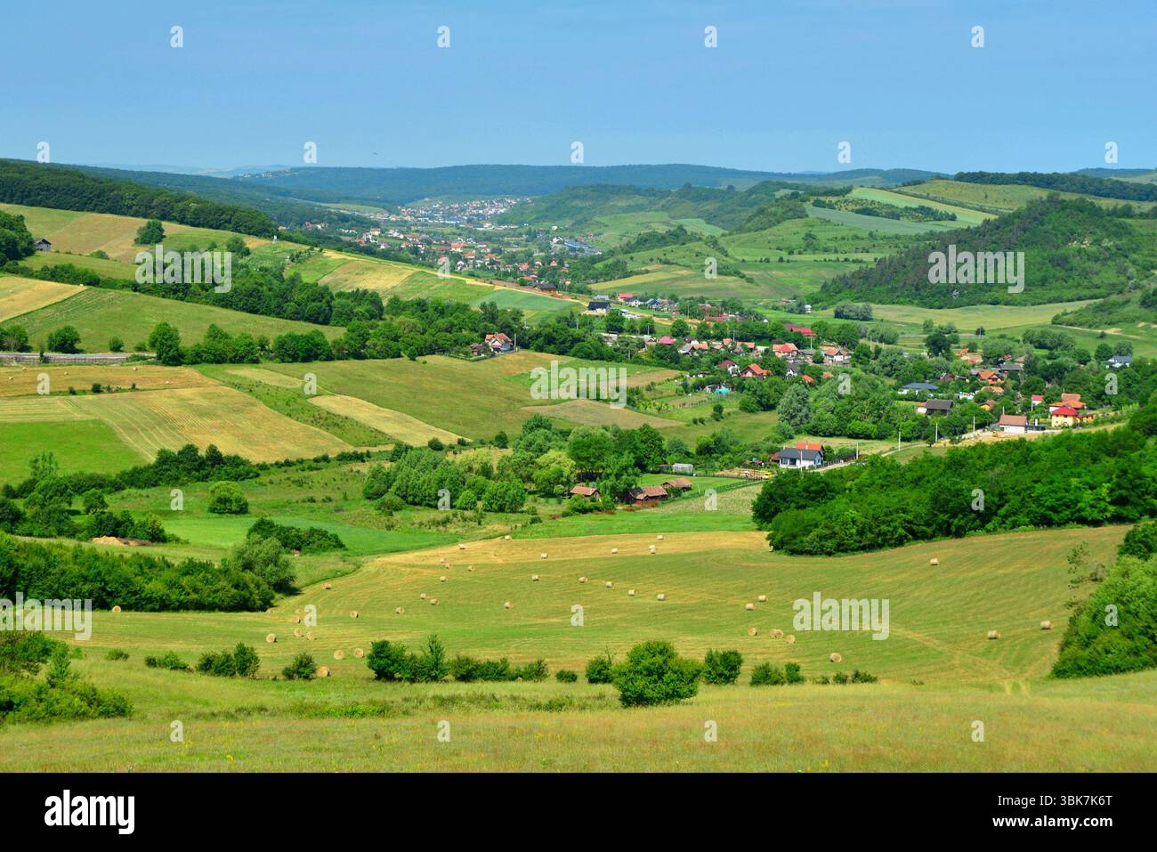 Villaggi nelle valli della Transilvania tra colline fiorite in primavera Foto Stock