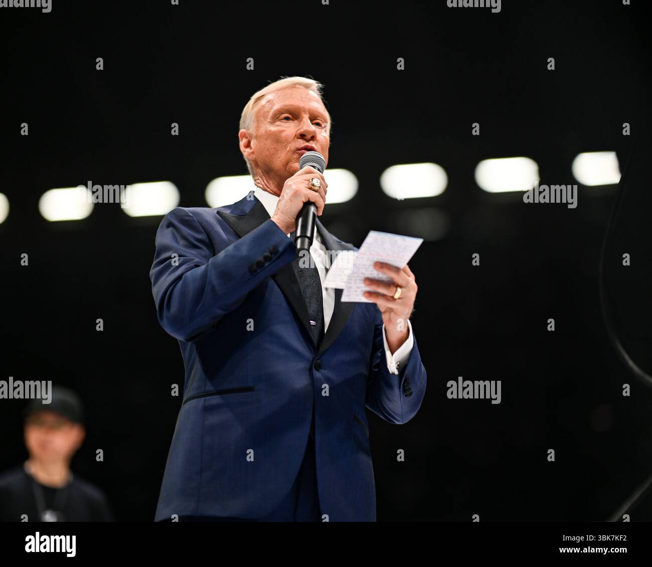 Tokyo, Giappone. 8 giugno 2025. Il ring announcer Jimmy Lennon Jr. Parla prima dell'incontro WBC/IBF World Bantamweight Championship Unified all'Ariake Coliseum di Tokyo, Giappone, 8 giugno 2025. Crediti: Hiroaki finito Yamaguchi/AFLO/Alamy Live News Foto Stock