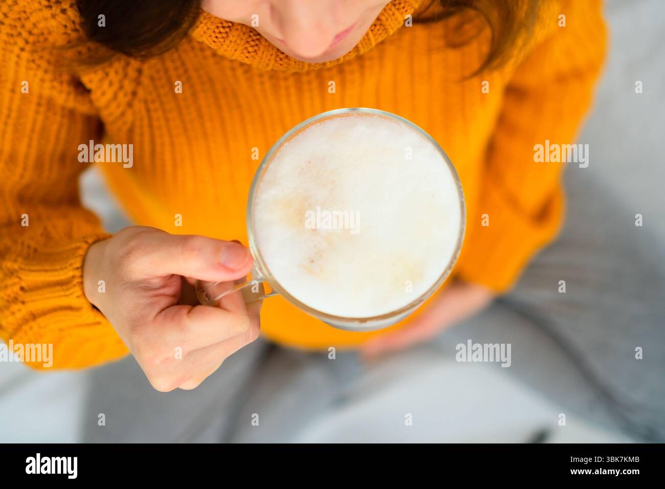 Primo piano aereo di donne incinte che si godono il latte in posa meditativa, riflettendo sulle linee guida alimentari. Calda atmosfera di piacere consapevole. Foto Stock