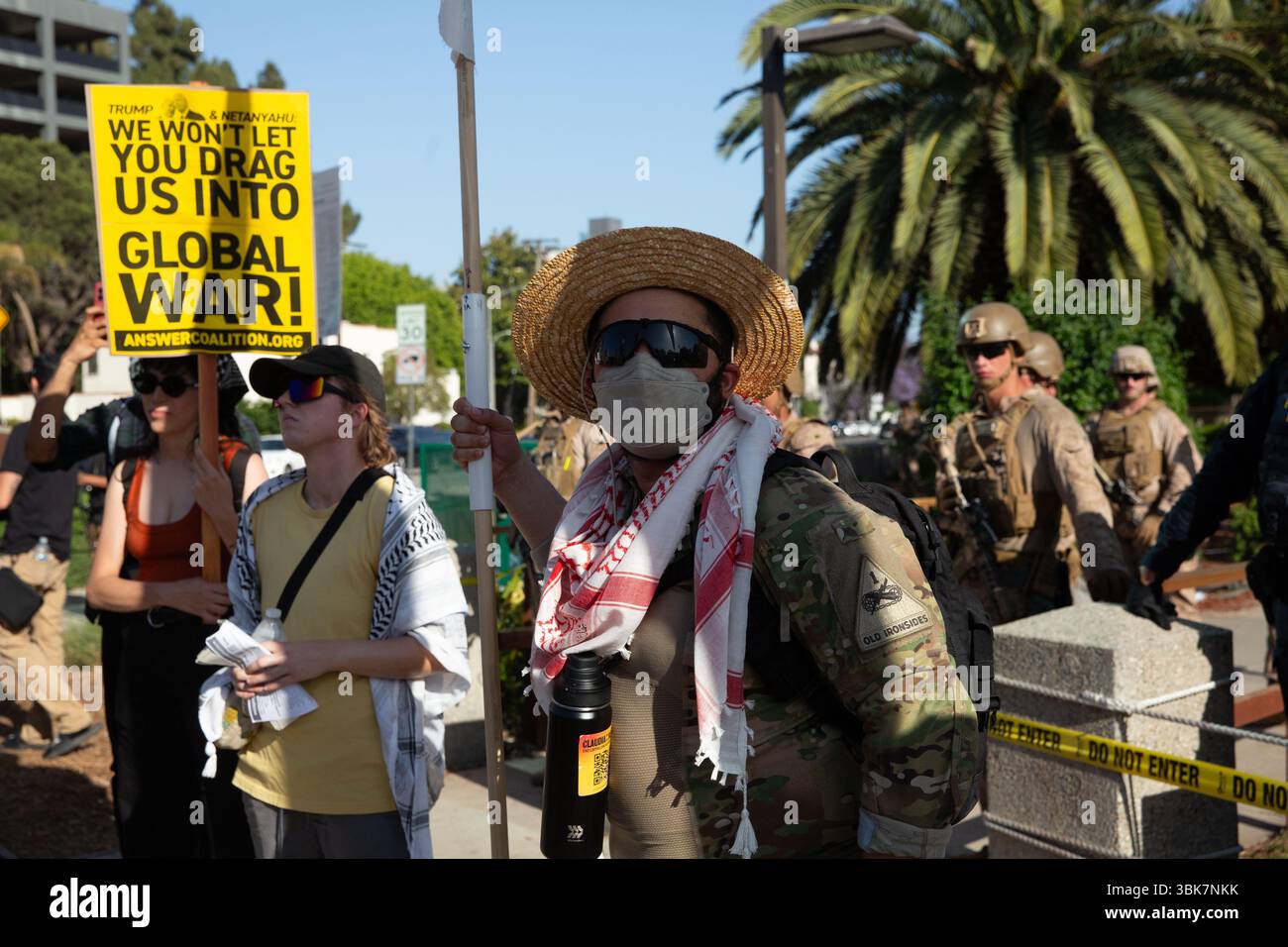 Los Angeles, Stati Uniti. 18 giugno 2025. Un'immagine resa disponibile il 19 giugno 2025 mostra persone in possesso di segnali durante una manifestazione contro il coinvolgimento degli Stati Uniti nella guerra tra Israele e Iran. Crediti: Zin Chiang/dpa/Alamy Live News Foto Stock
