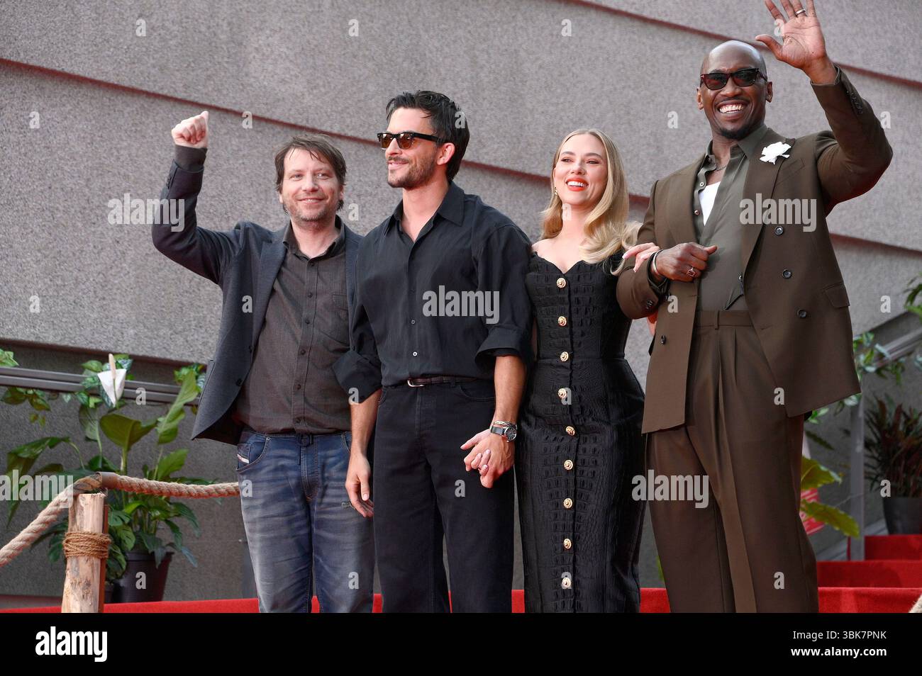 Gareth Edwards, Jonathan Bailey, Scarlett Johansson und Mahershala Ali bei der Premiere des Kinofilms 'Jurassic World: Rebirth / Jurassic World: Die Wiedergeburt' im Zoo Palast. Berlino, 18.06.2025 Foto Stock